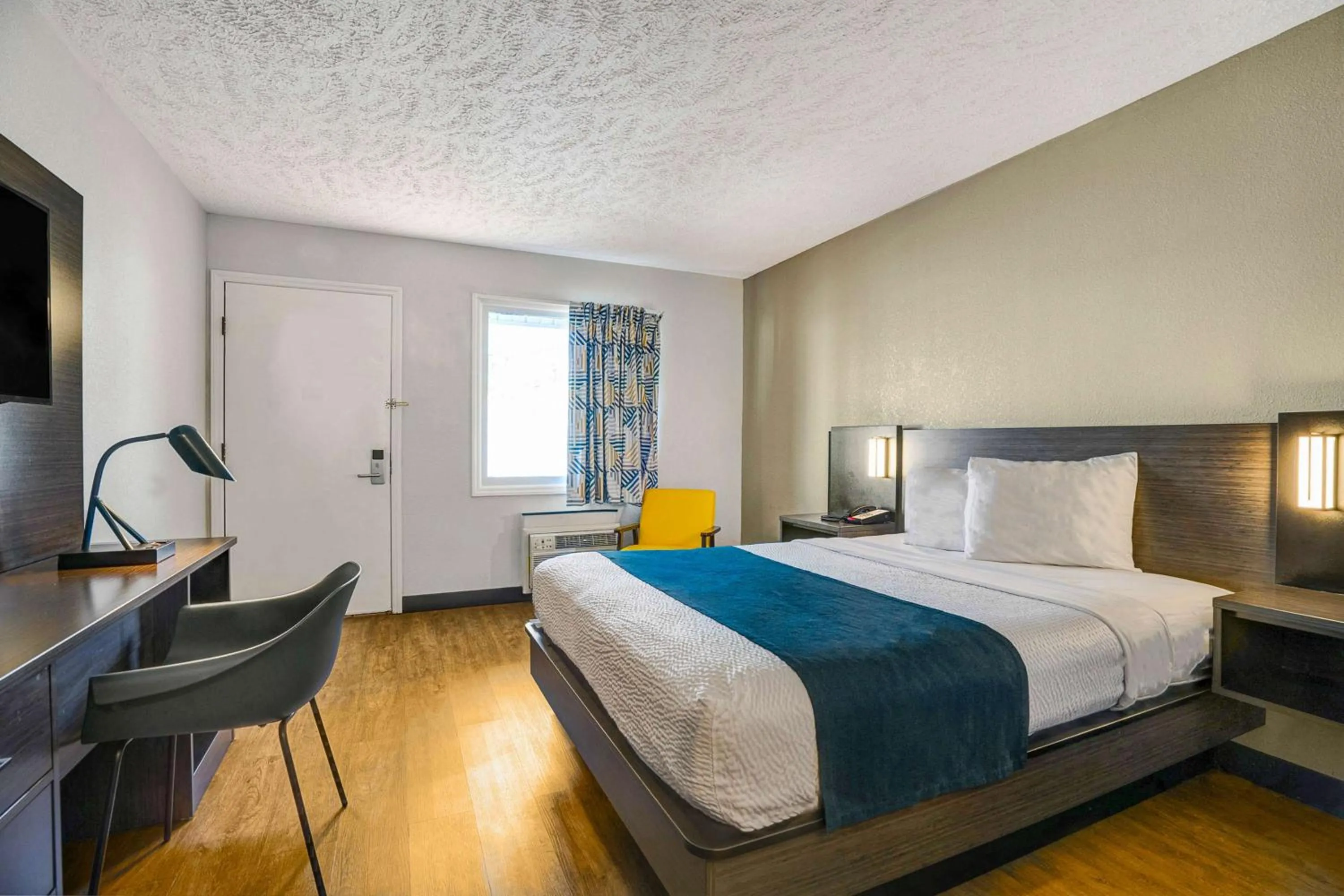 Photo of the whole room in Motel 6-Hillsville, VA