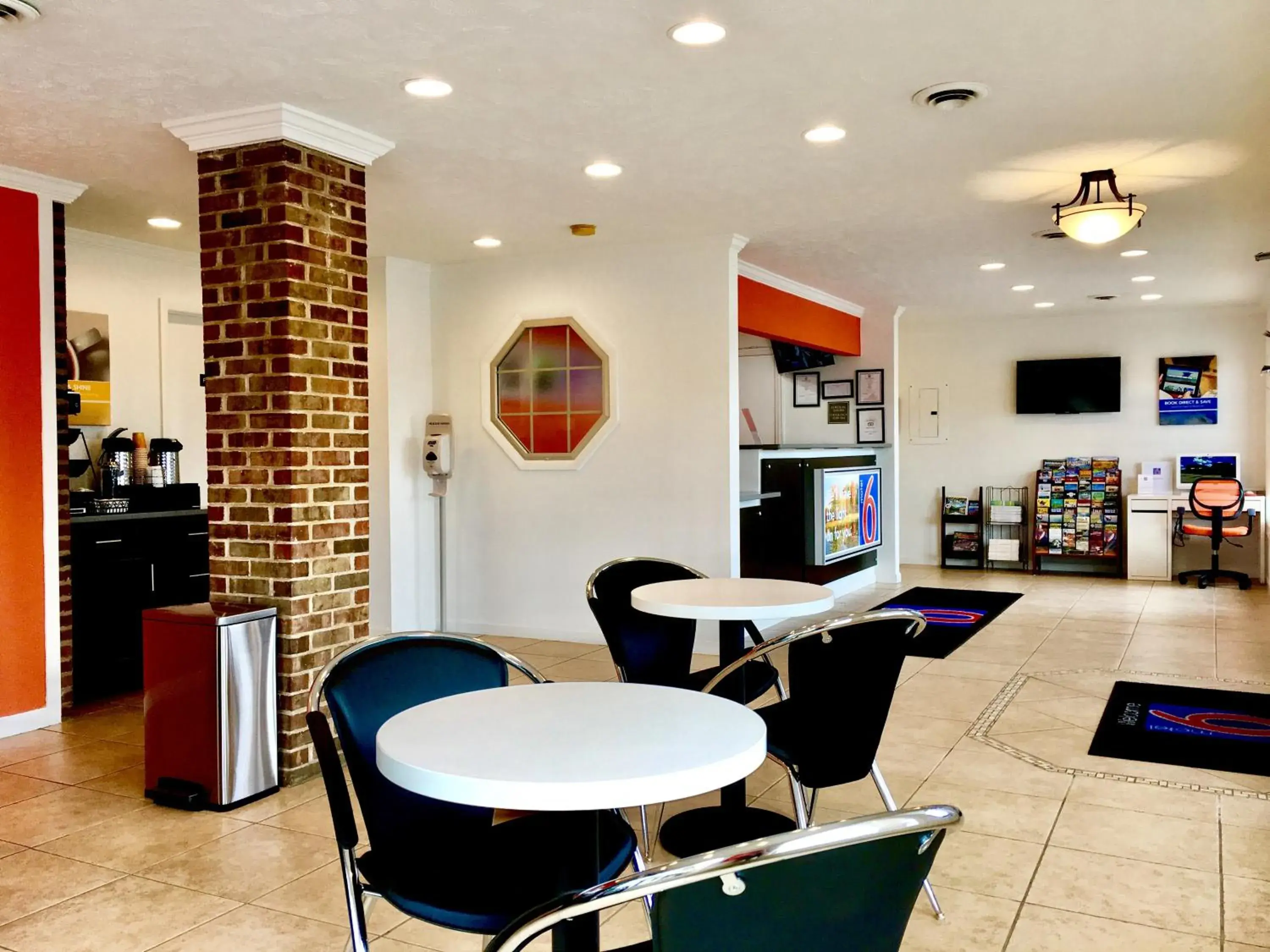 Lobby or reception, Restaurant/Places to Eat in Motel 6-Hillsville, VA Lobby or reception, Restaurant/Places to Eat in Motel 6-Hillsville, VA