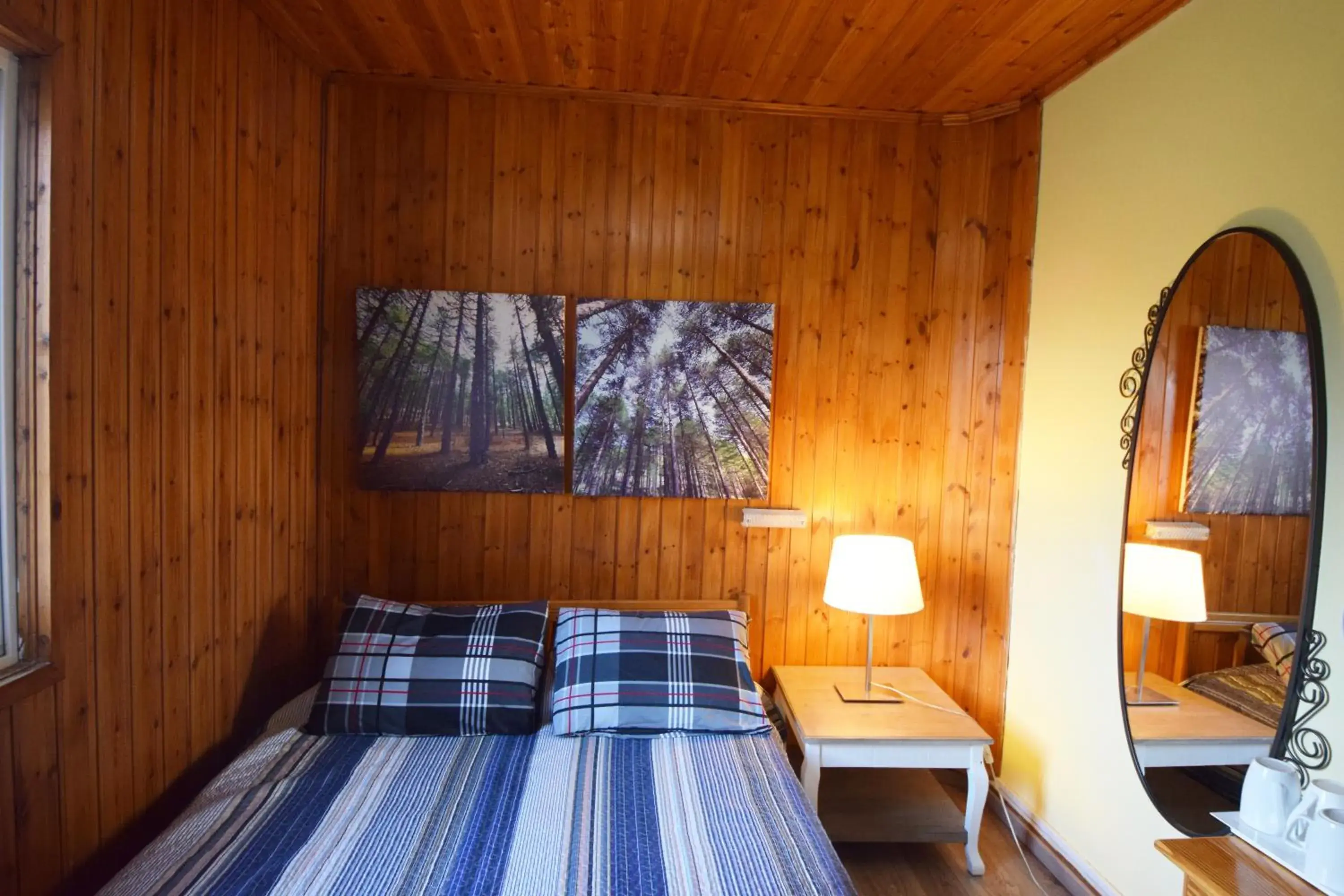 Shower, Bed in Christys Palace Hotel Shower, Bed in Christys Palace Hotel