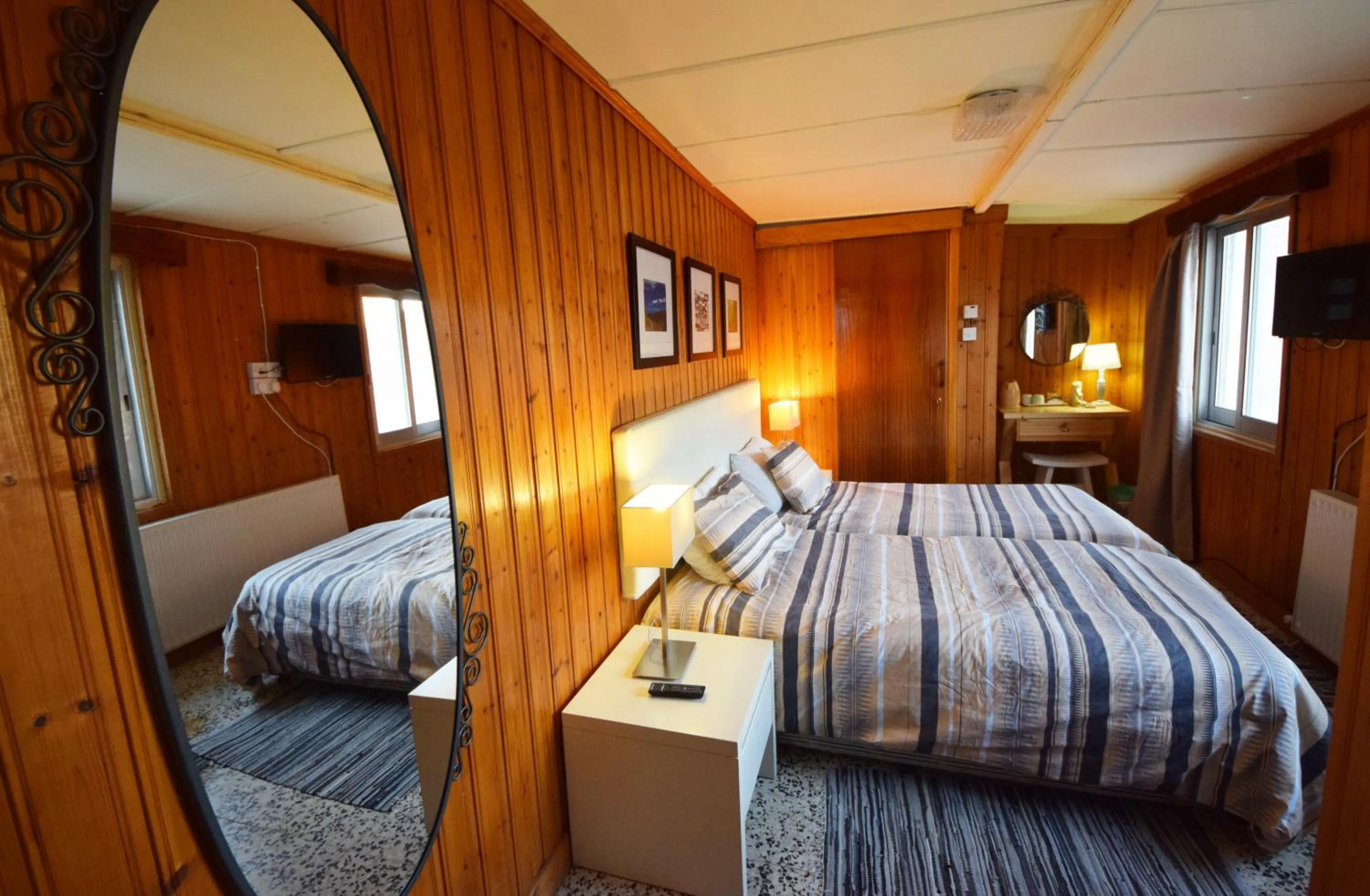 City view, Bed in Christys Palace Hotel