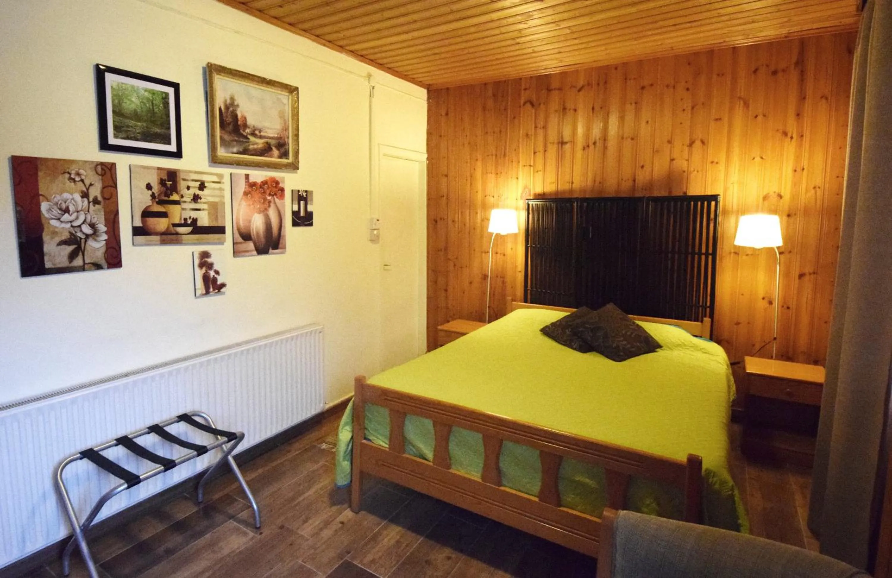 Bathroom, Bed in Christys Palace Hotel