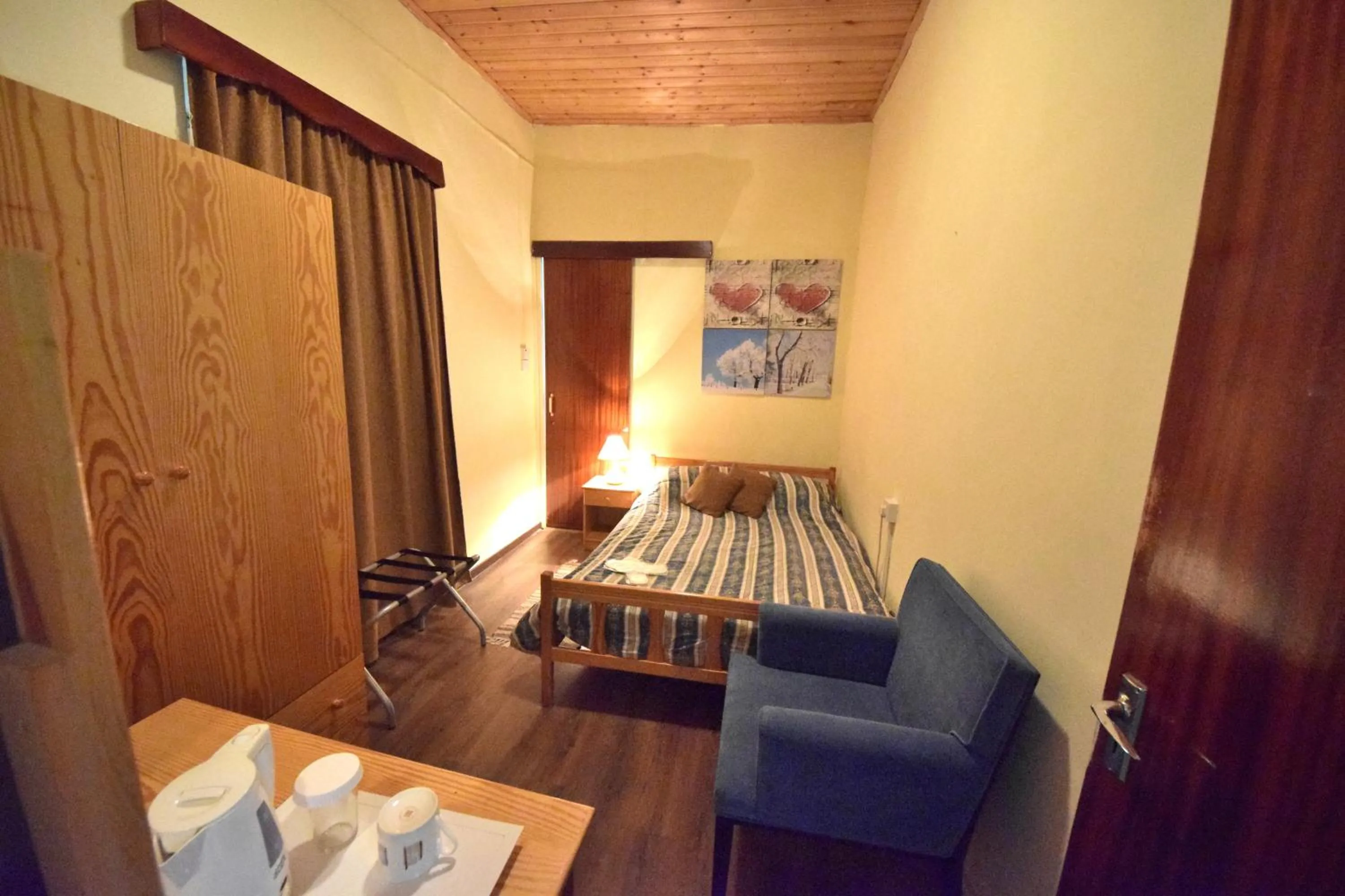 Bathroom, Bed in Christys Palace Hotel