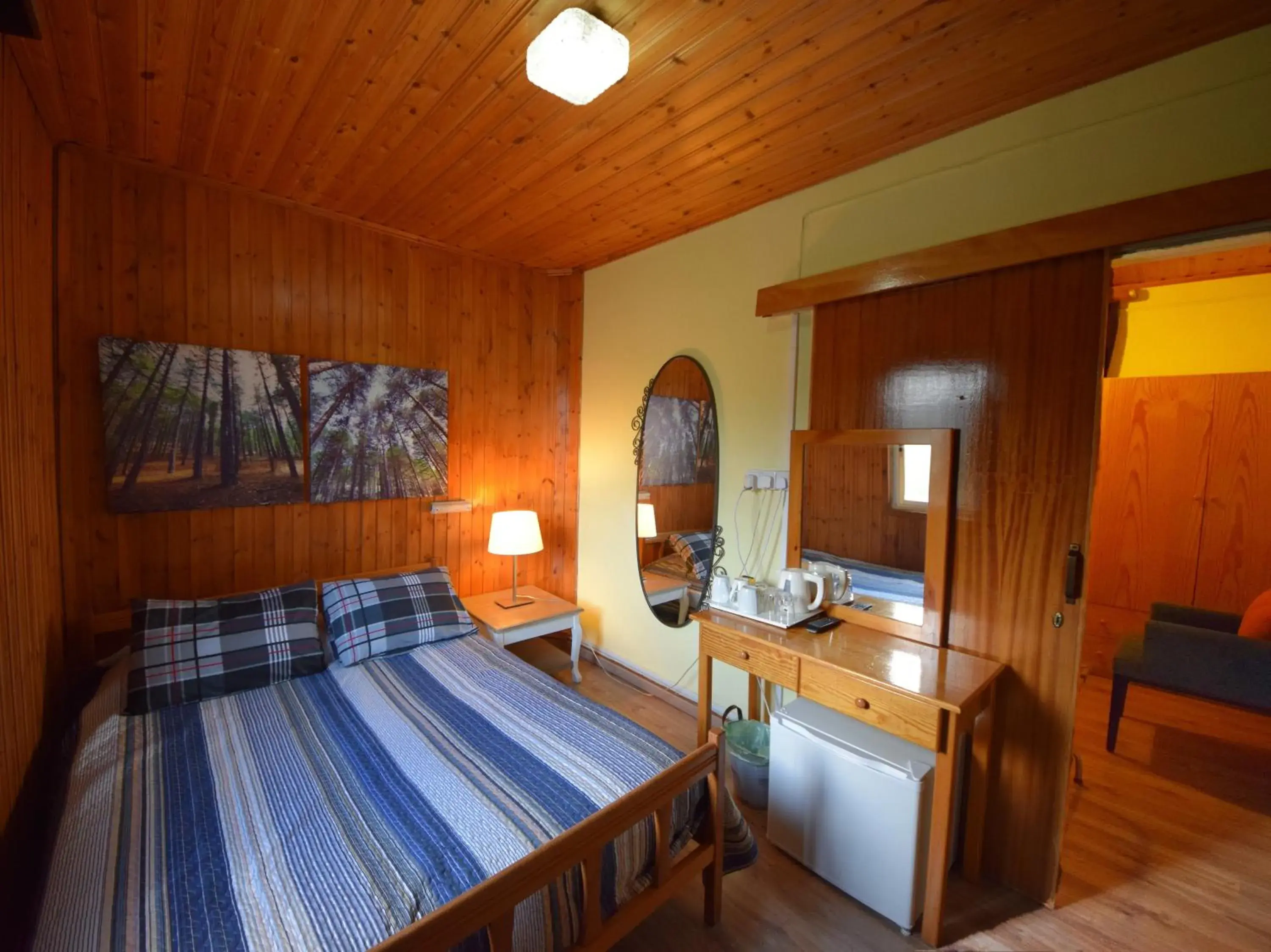 Shower, Bed in Christys Palace Hotel Shower, Bed in Christys Palace Hotel