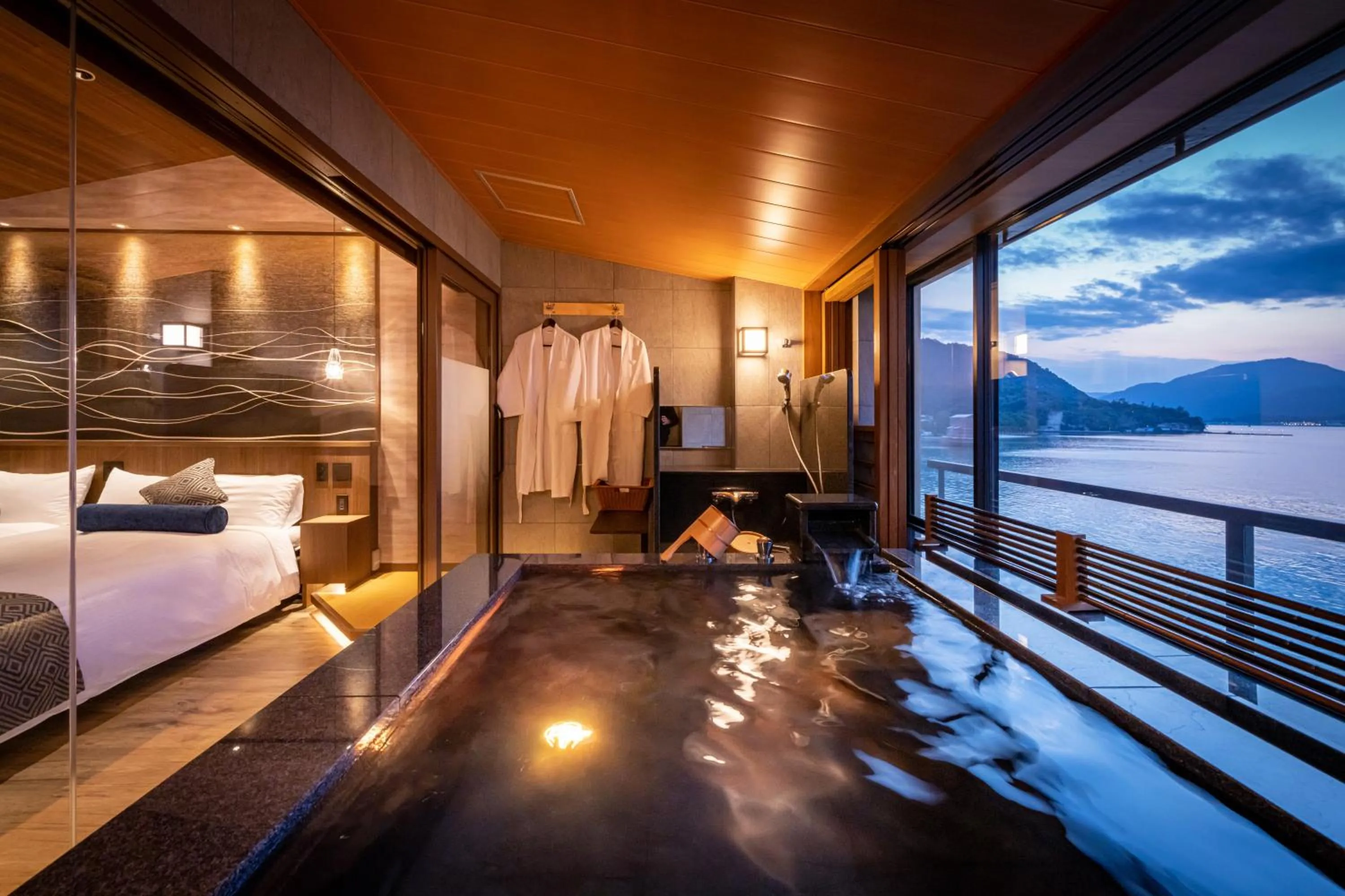 Photo of the whole room, Bed in Kinsuikan