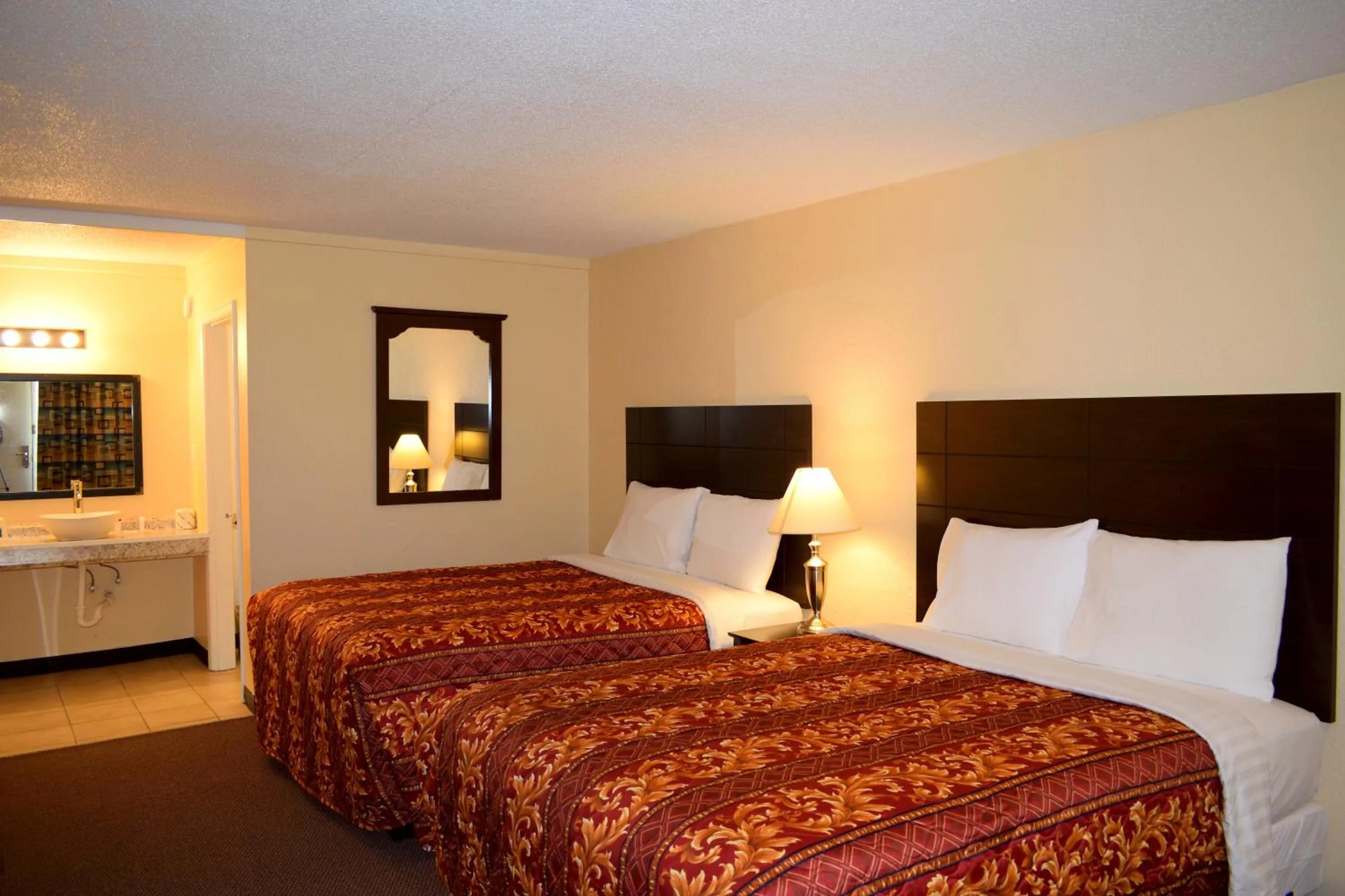 Toilet, Bed in Red Carpet Inn Battleboro