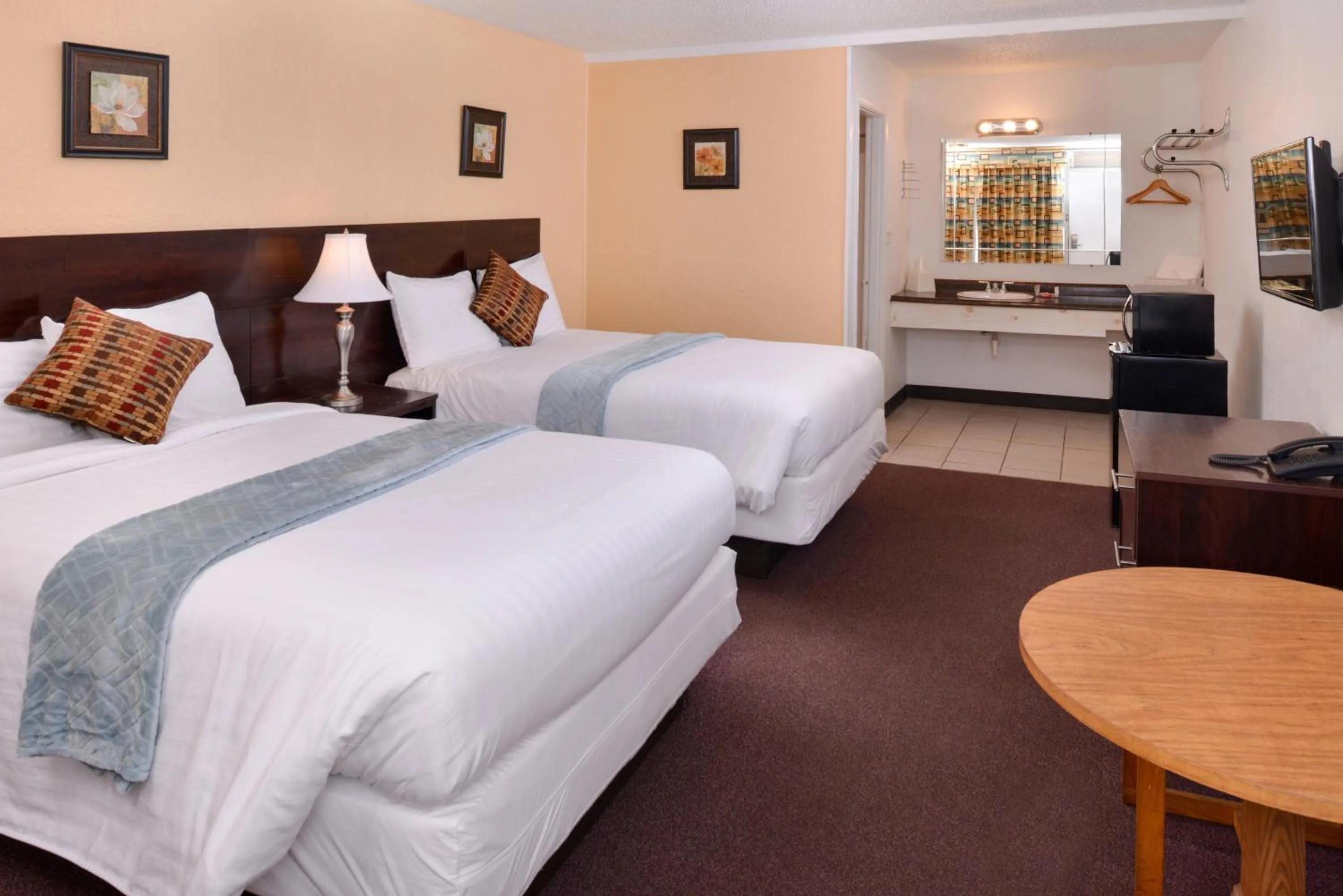 Bedroom, Bed in Red Carpet Inn Battleboro