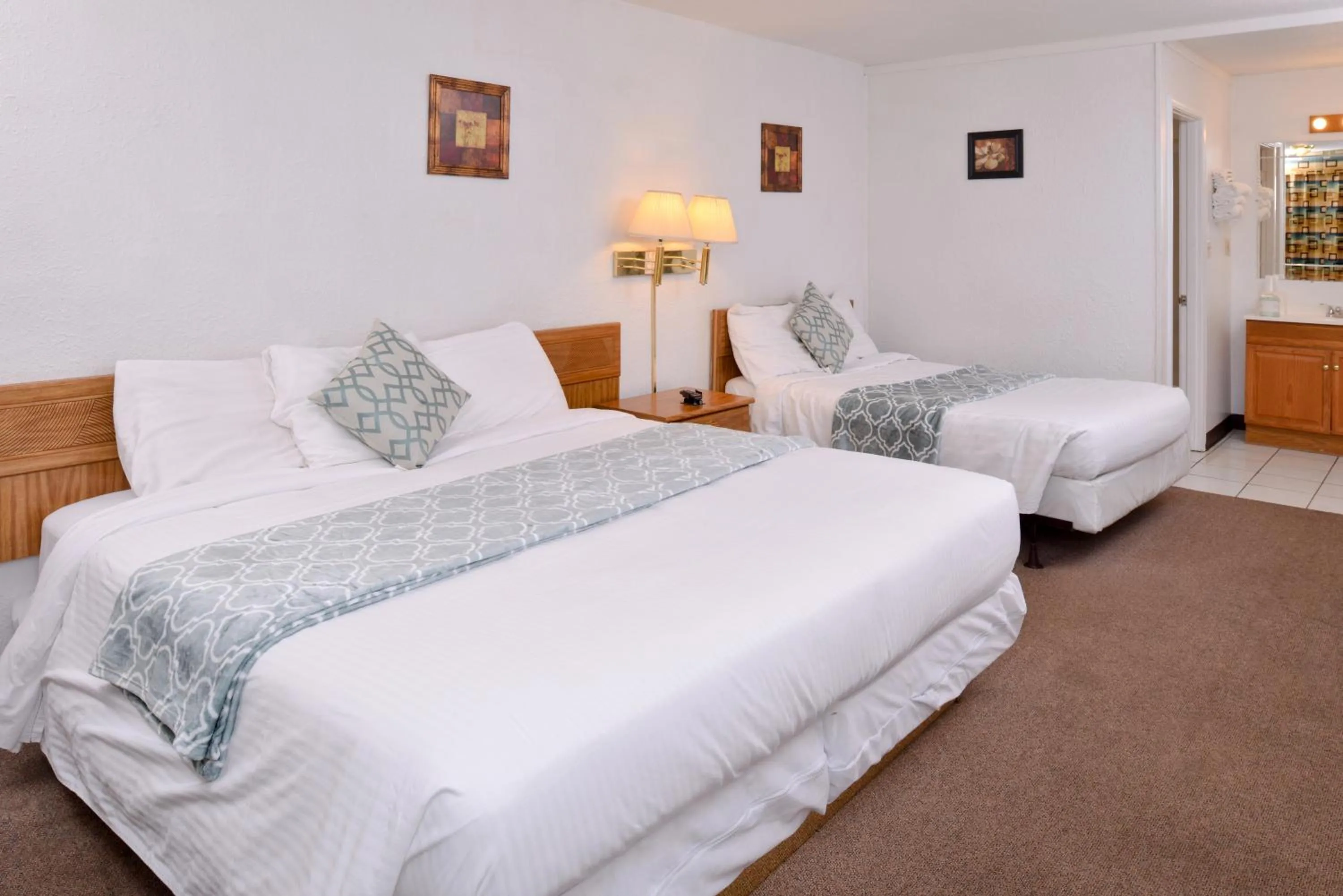 Bed in Red Carpet Inn Battleboro