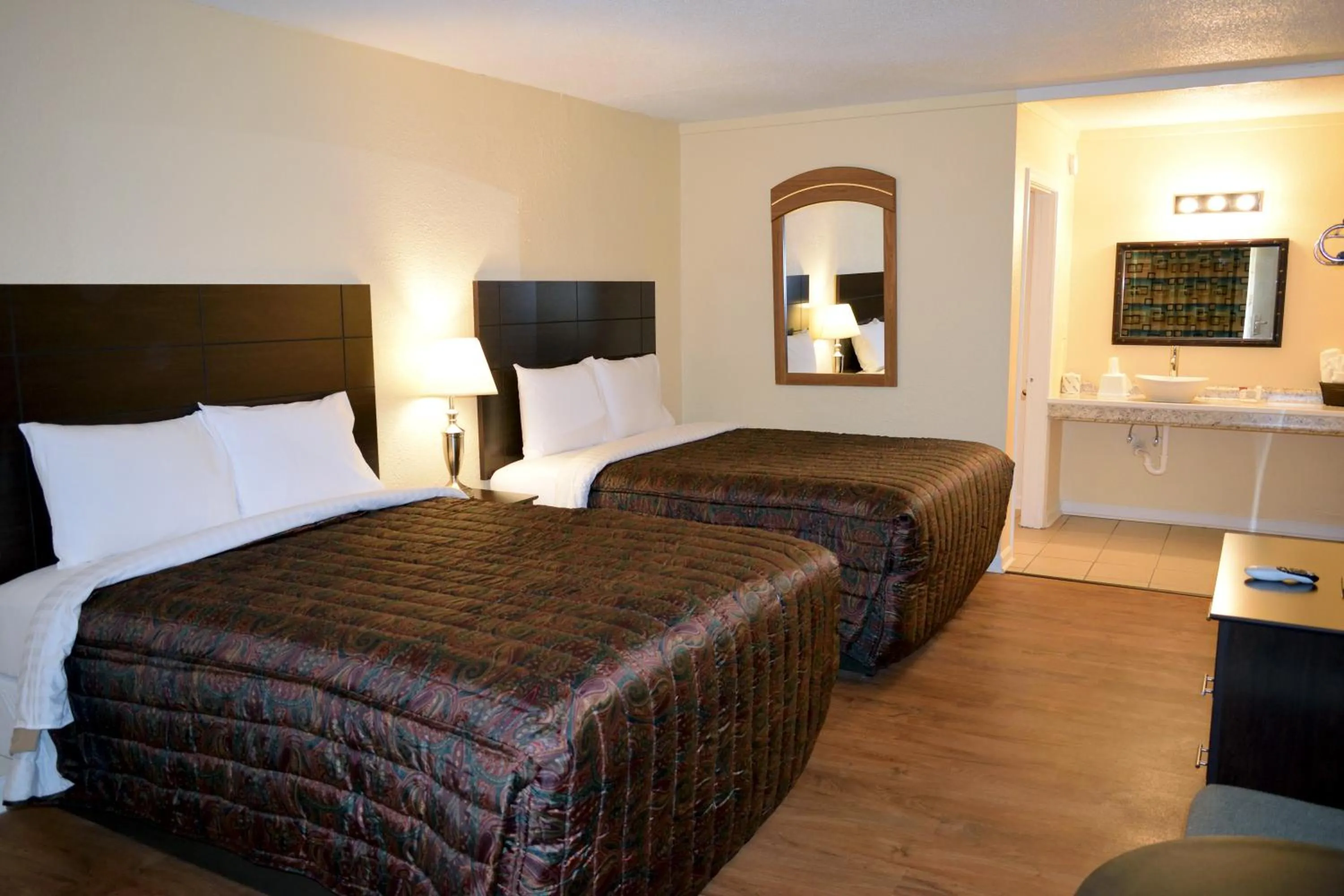 Bed in Red Carpet Inn Battleboro