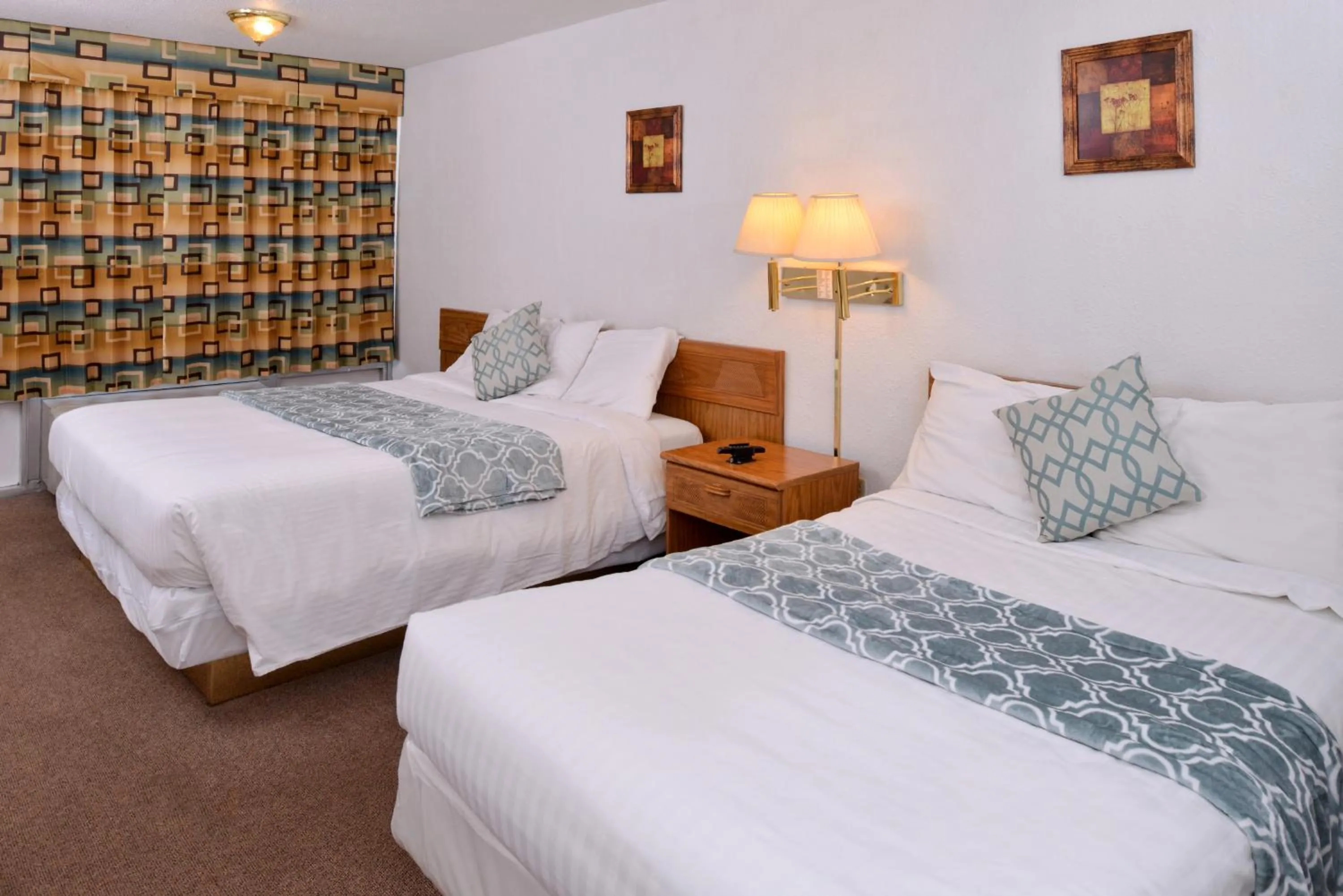 Bed in Red Carpet Inn Battleboro