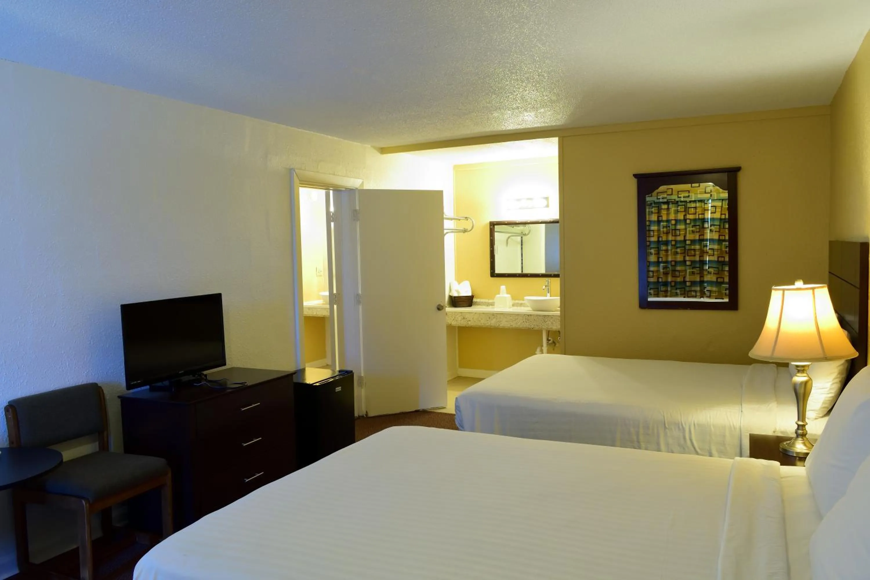 Bed in Red Carpet Inn Battleboro