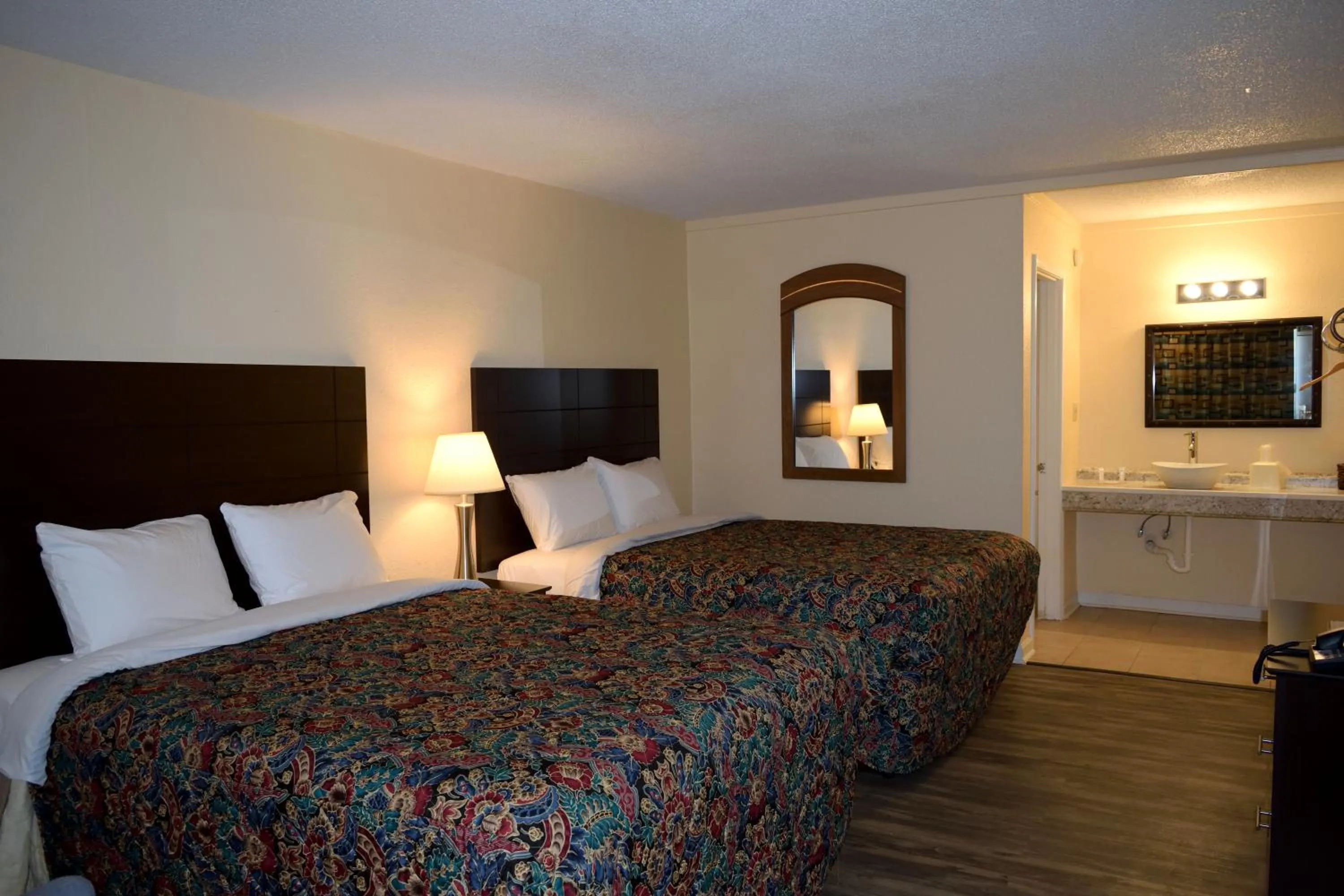 Bed in Red Carpet Inn Battleboro