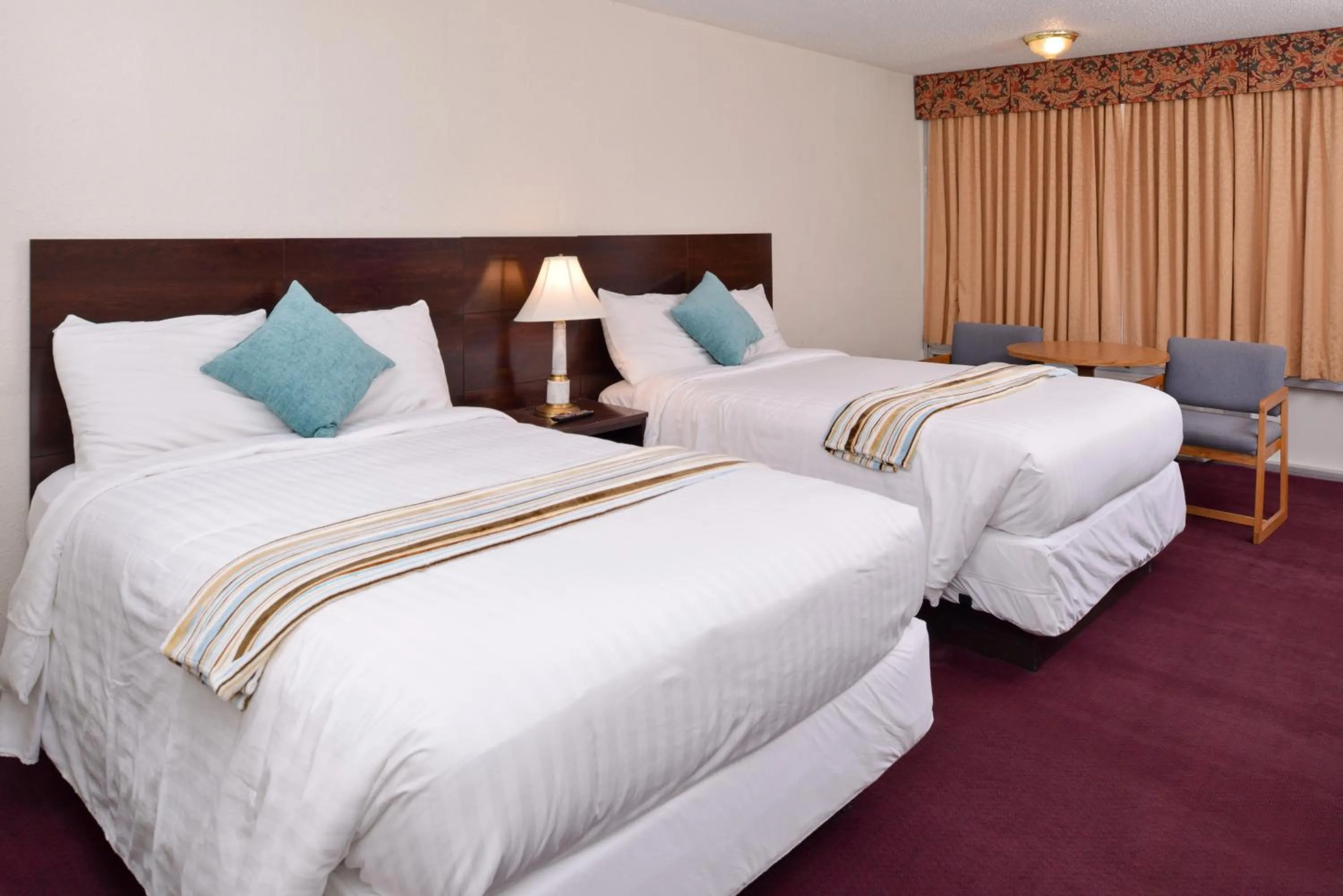 Bedroom, Bed in Red Carpet Inn Battleboro