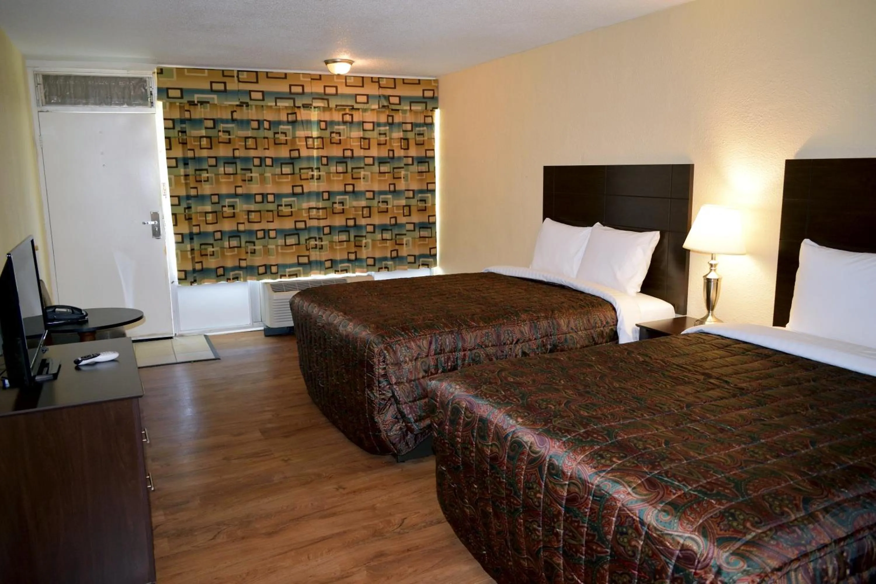 Bed in Red Carpet Inn Battleboro