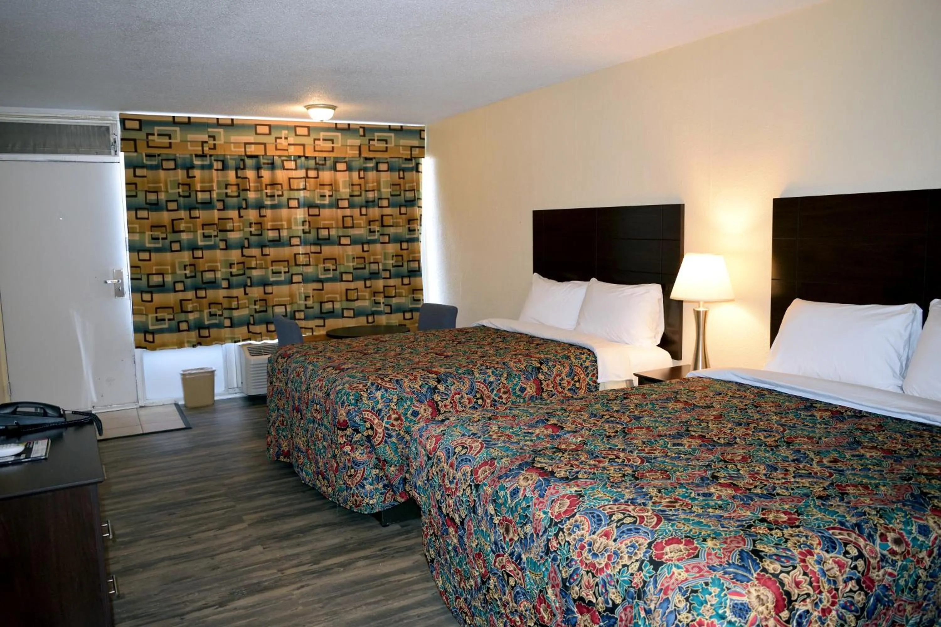 Bed in Red Carpet Inn Battleboro