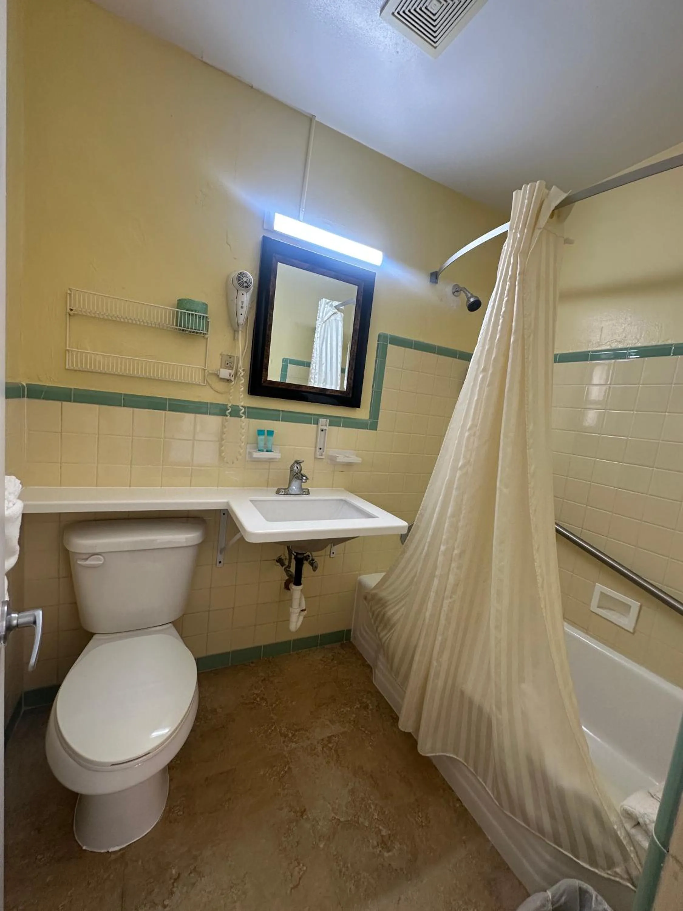 Bathroom in Super Inn By Oyo Daytona Beach Near Airport