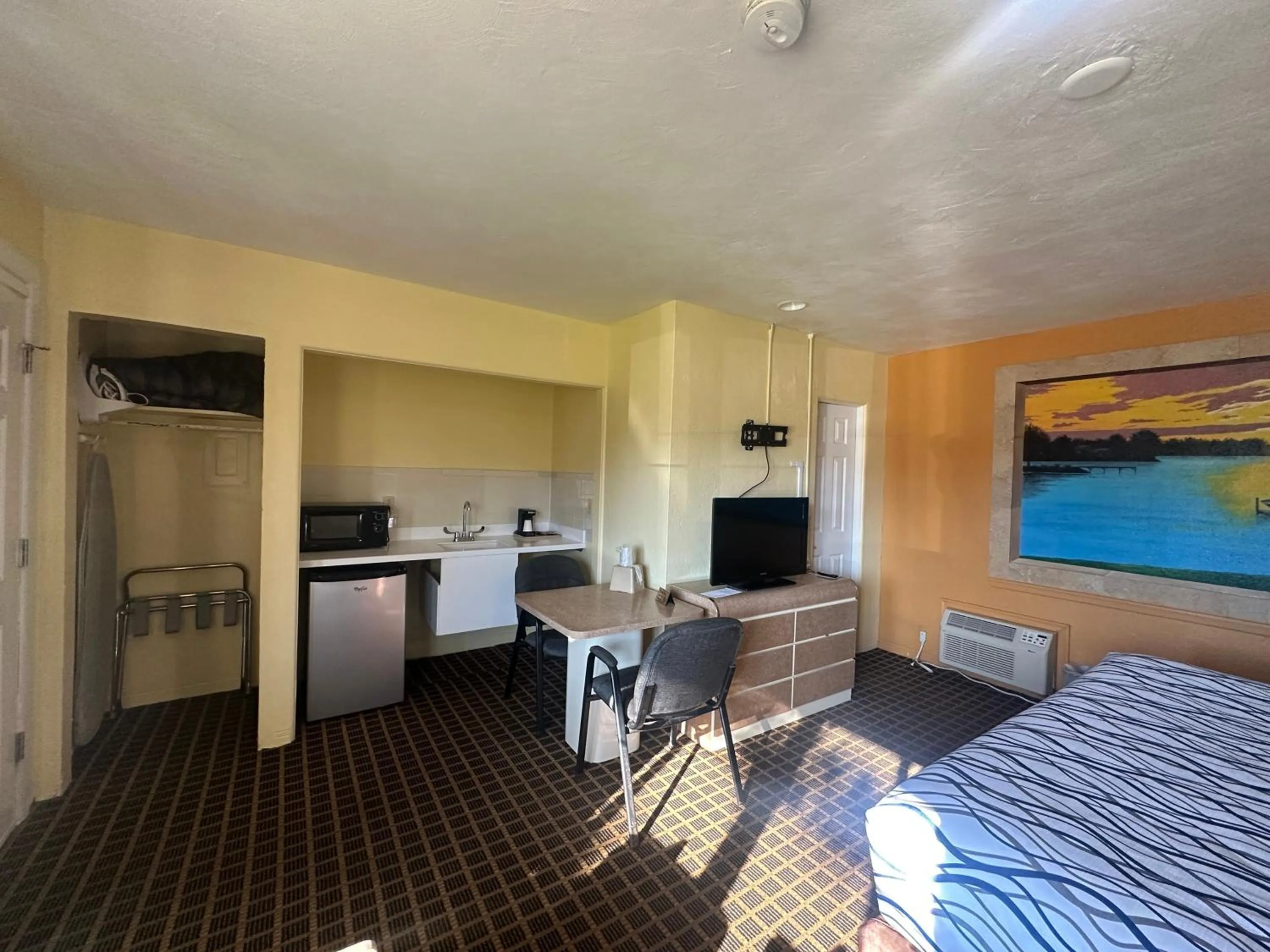 Bedroom, Bed in Super Inn By Oyo Daytona Beach Near Airport