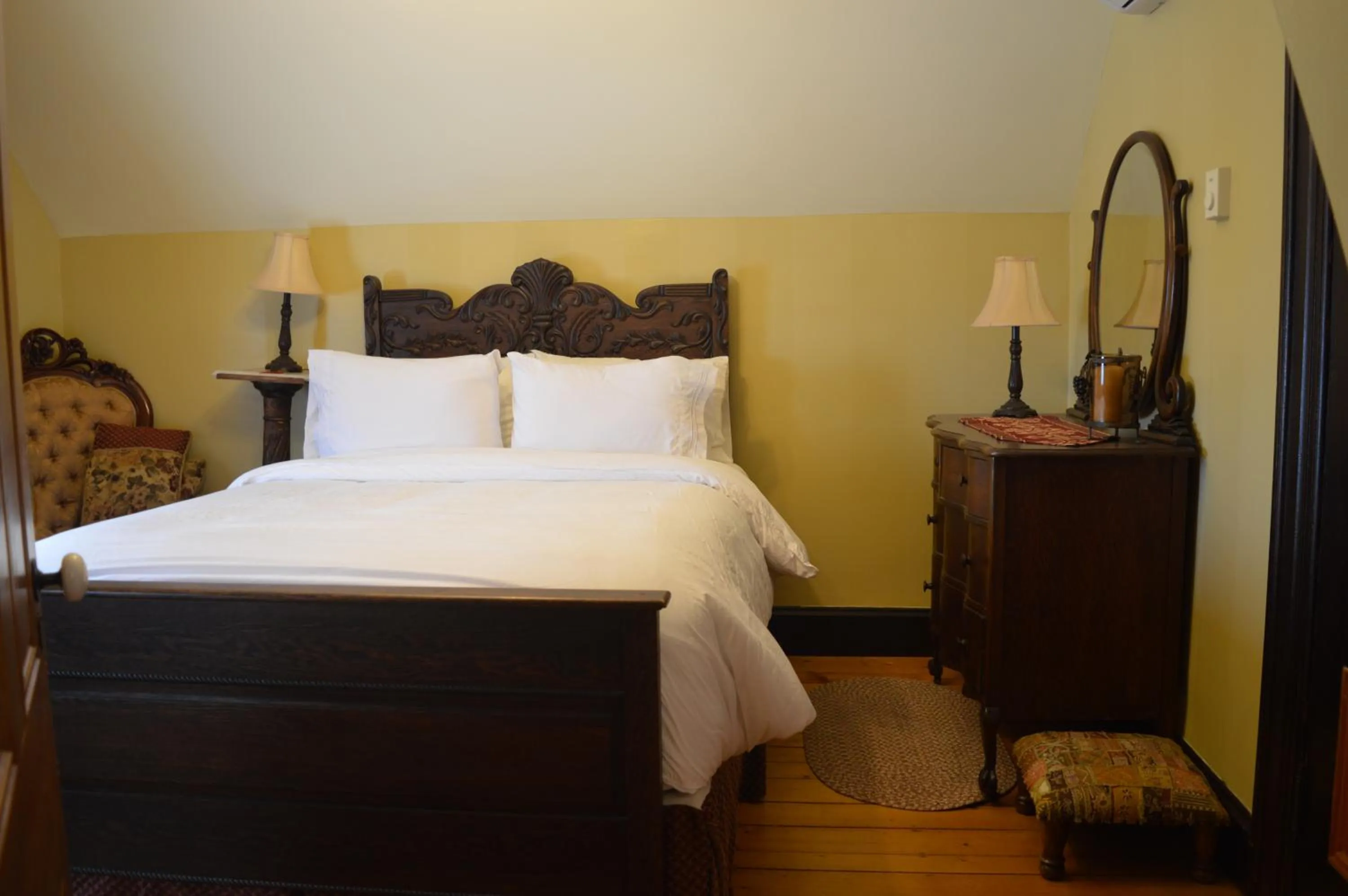 Bedroom, Bed in Magnetic Hill Winery