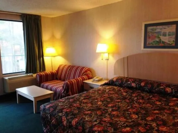 Bed in Royal Inn Columbia/Fort Jackson