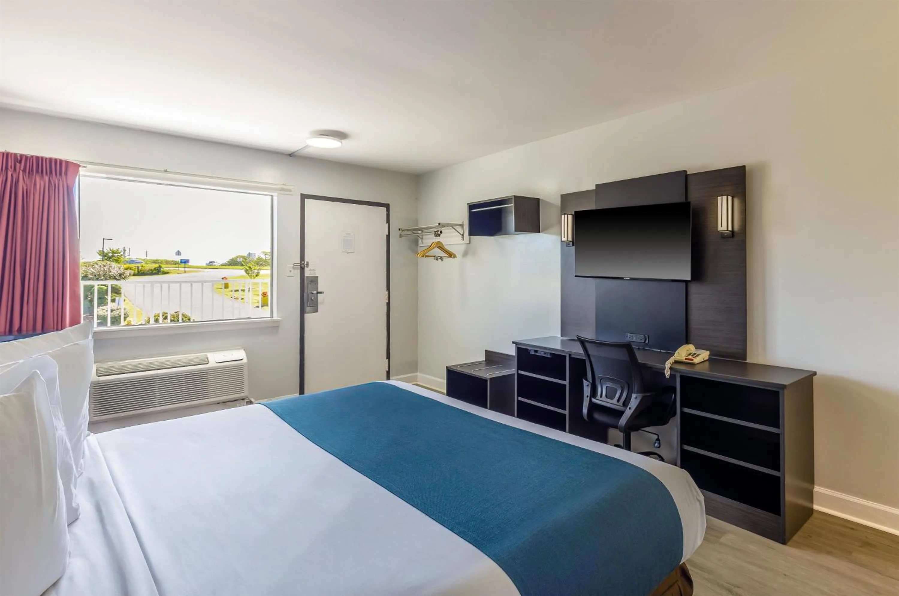 Bedroom, Bed in Motel 6 Culpeper, VA