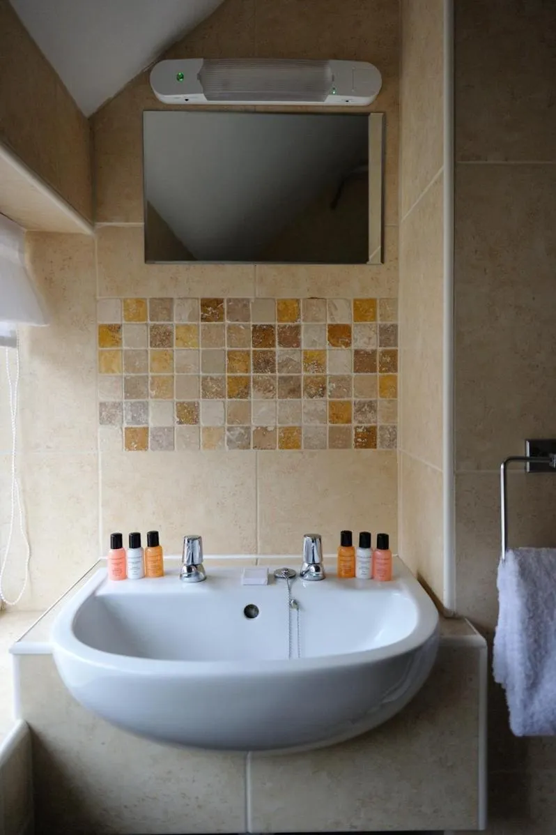 Bathroom in The Dog At Wingham