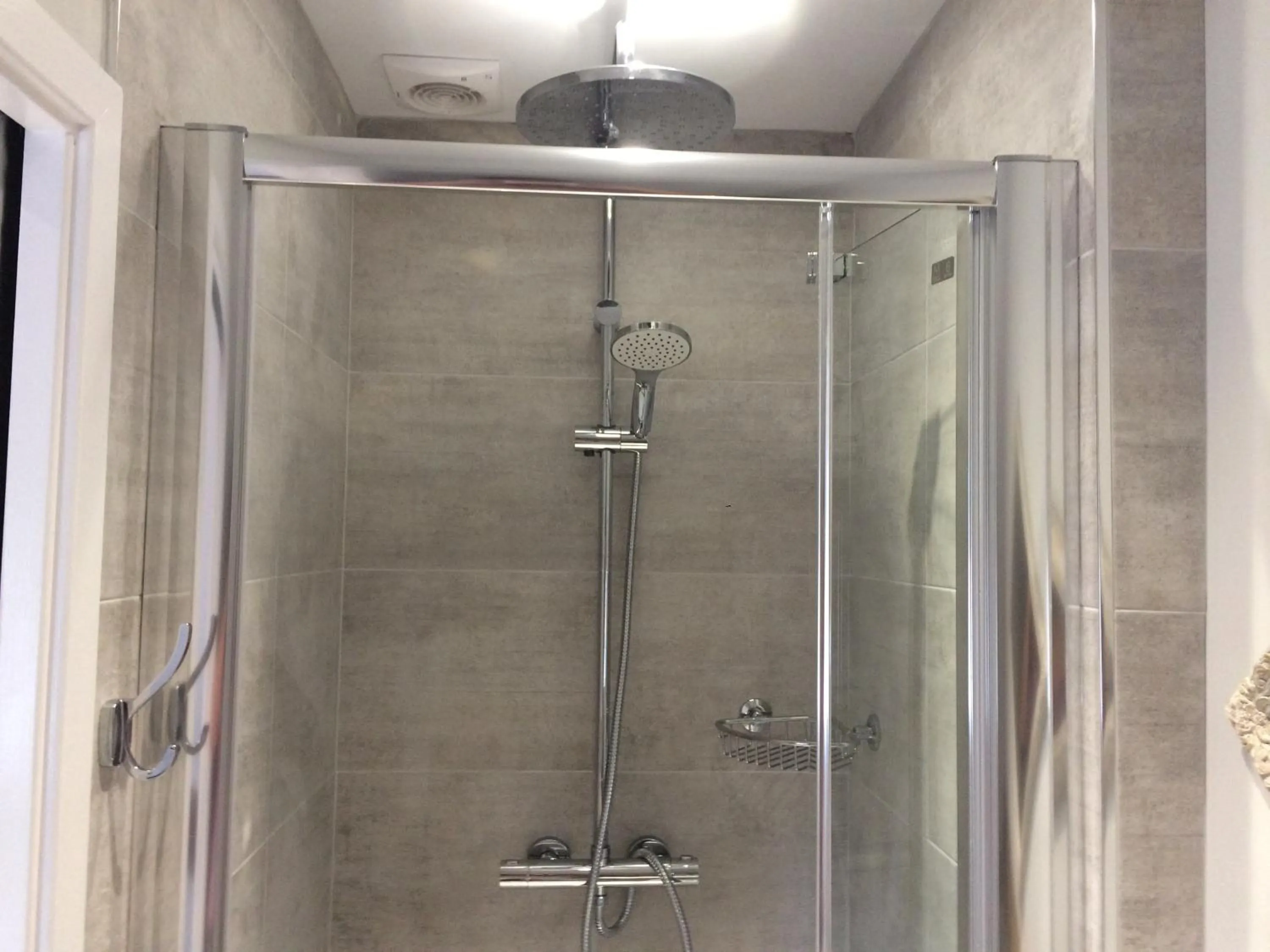 Bathroom in The Dog At Wingham