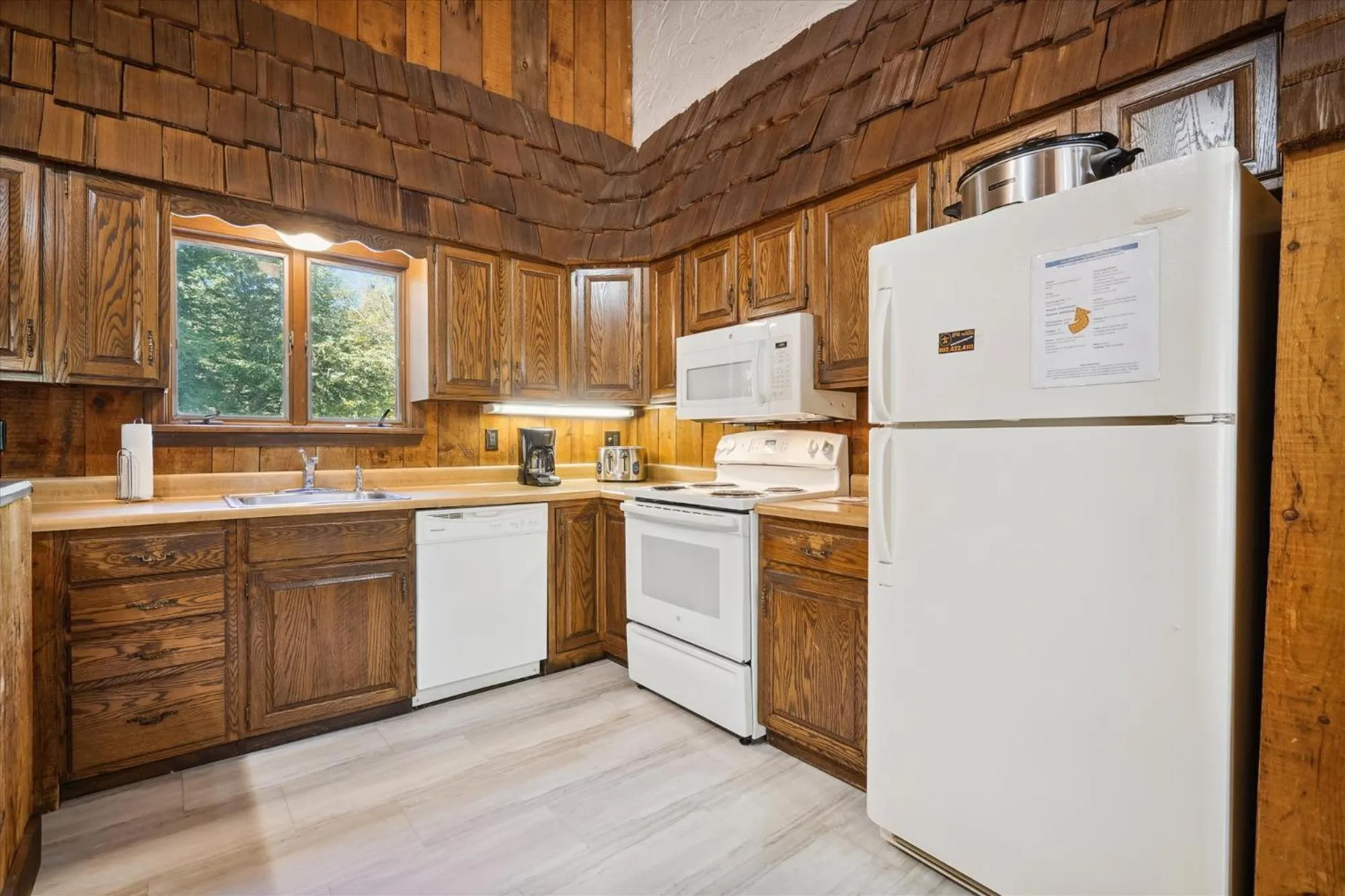 Kitchen or kitchenette in 4-Bedroom Townhouse with Sauna Snow Flake