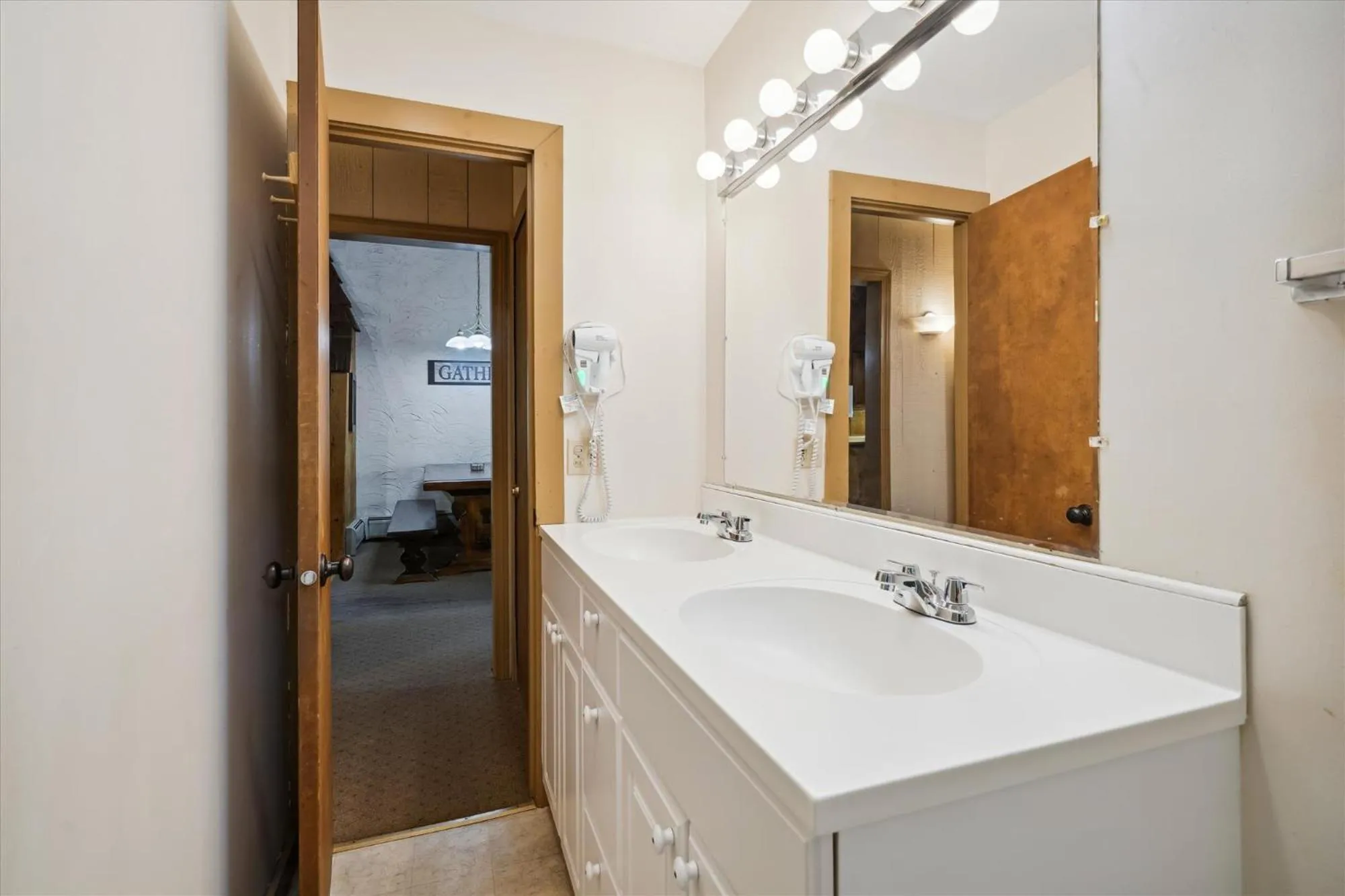 Bathroom in 4-Bedroom Townhouse with Sauna Snow Flake