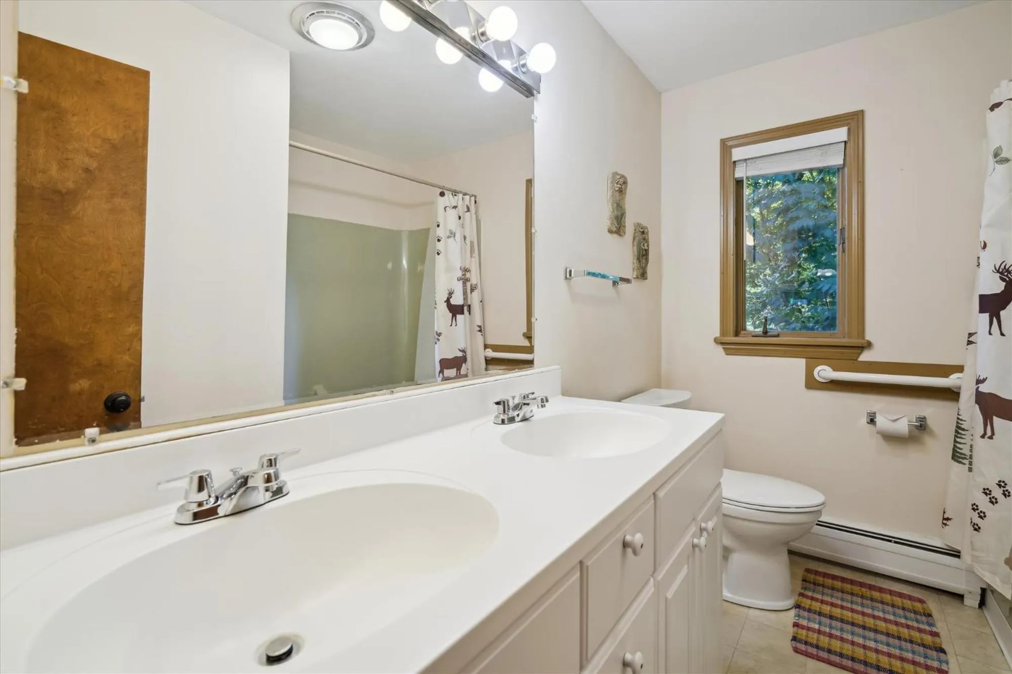 Bathroom in 4-Bedroom Townhouse with Sauna Snow Flake