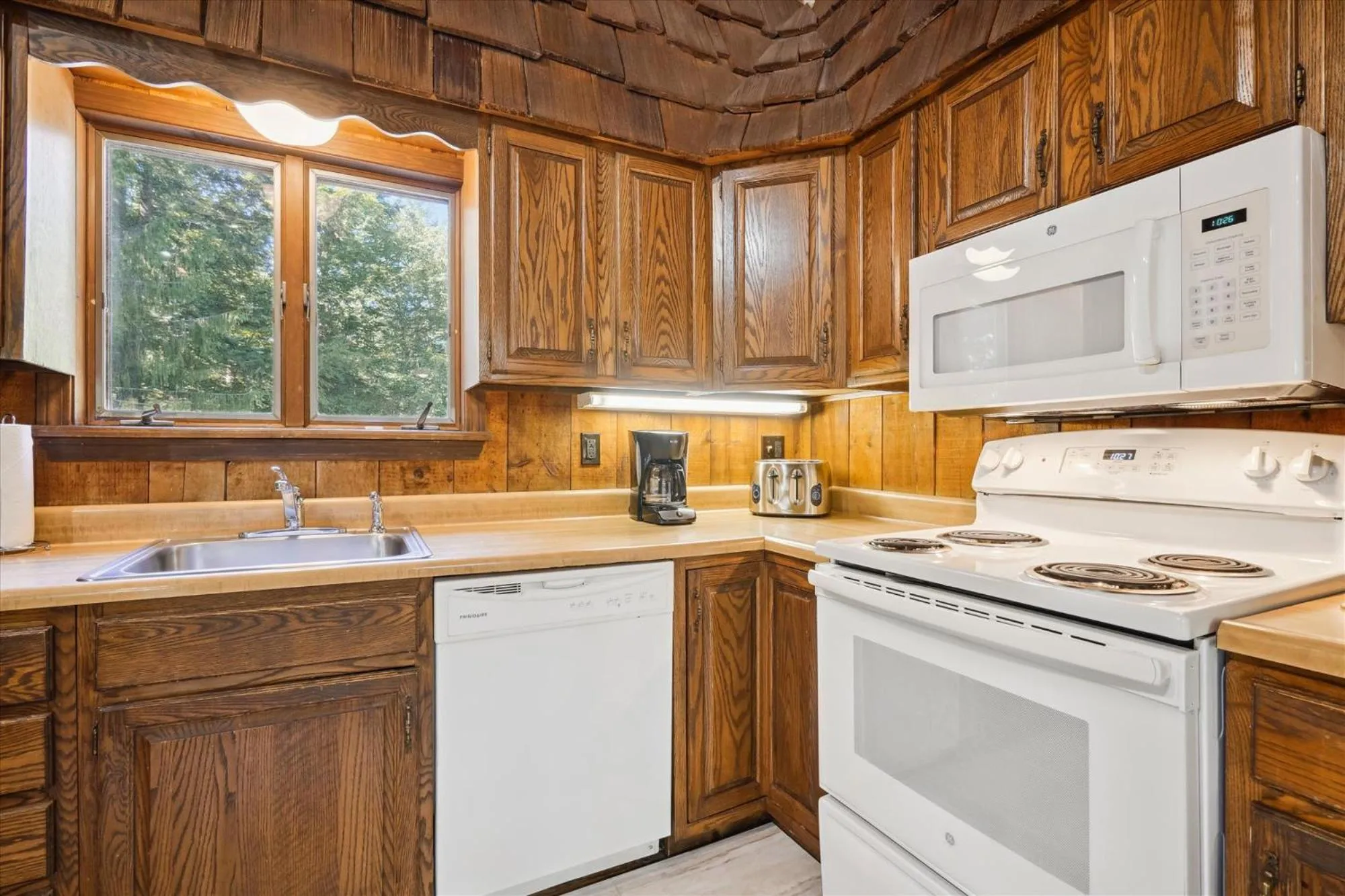 Kitchen or kitchenette in 4-Bedroom Townhouse with Sauna Snow Flake