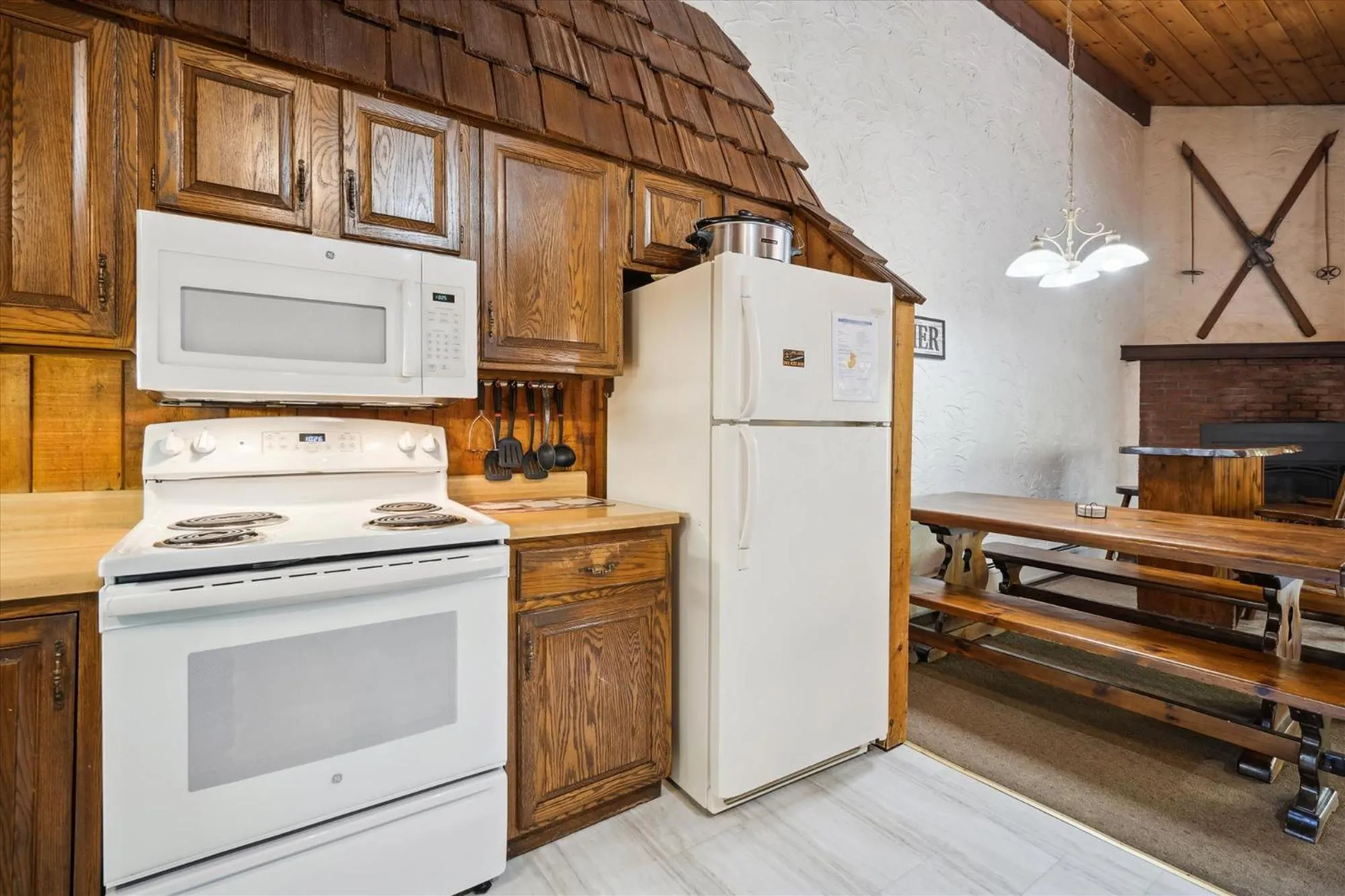Kitchen or kitchenette in 4-Bedroom Townhouse with Sauna Snow Flake