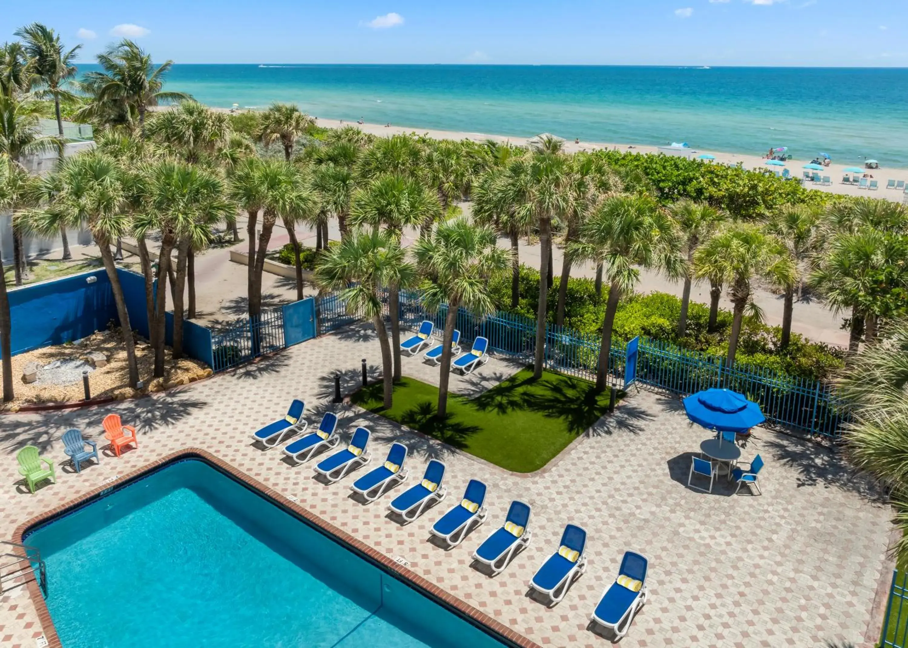 Swimming pool in Crystal Beach Suites Miami Oceanfront Hotel Swimming pool in Crystal Beach Suites Miami Oceanfront Hotel