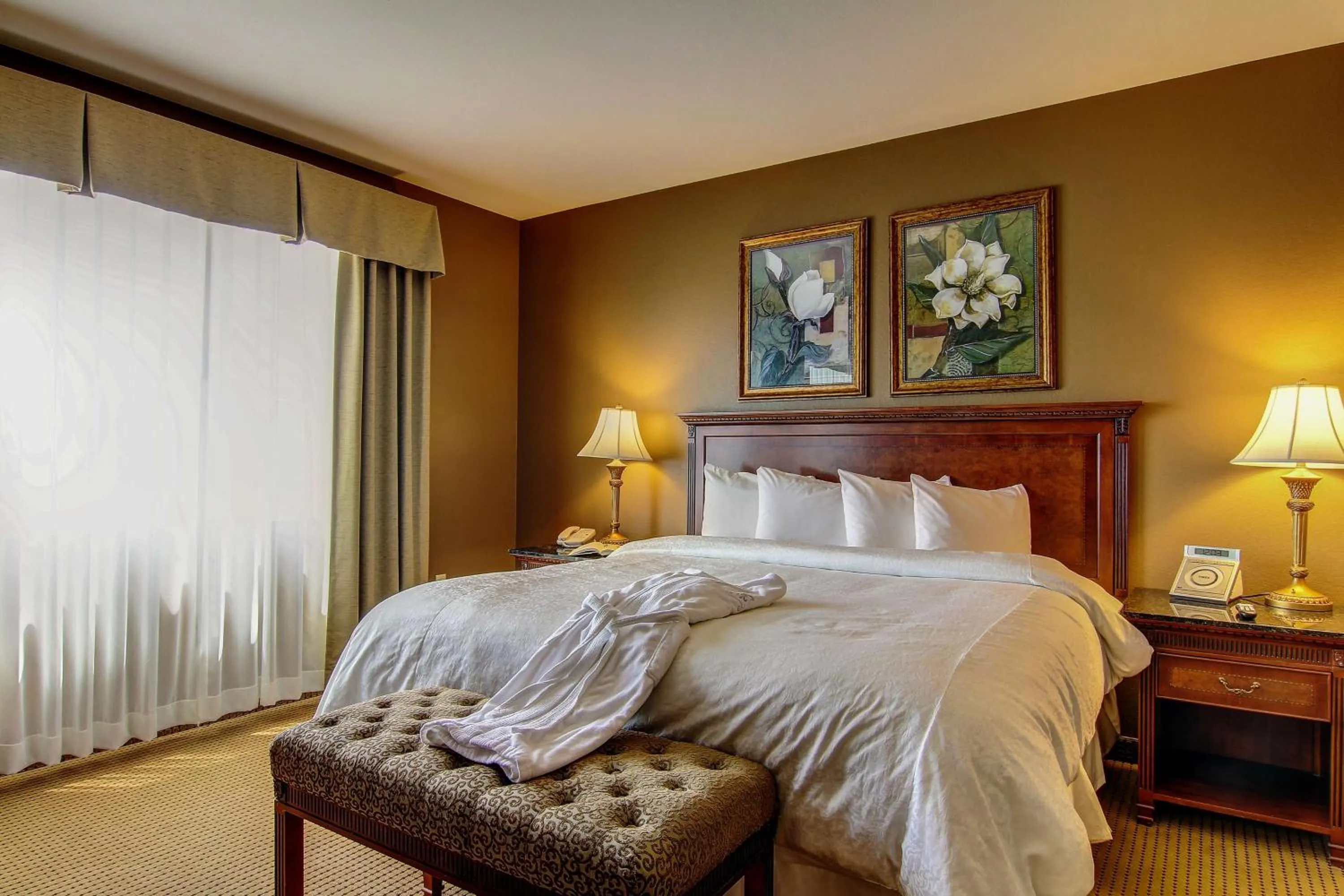 Photo of the whole room, Bed in The Wildwood Hotel