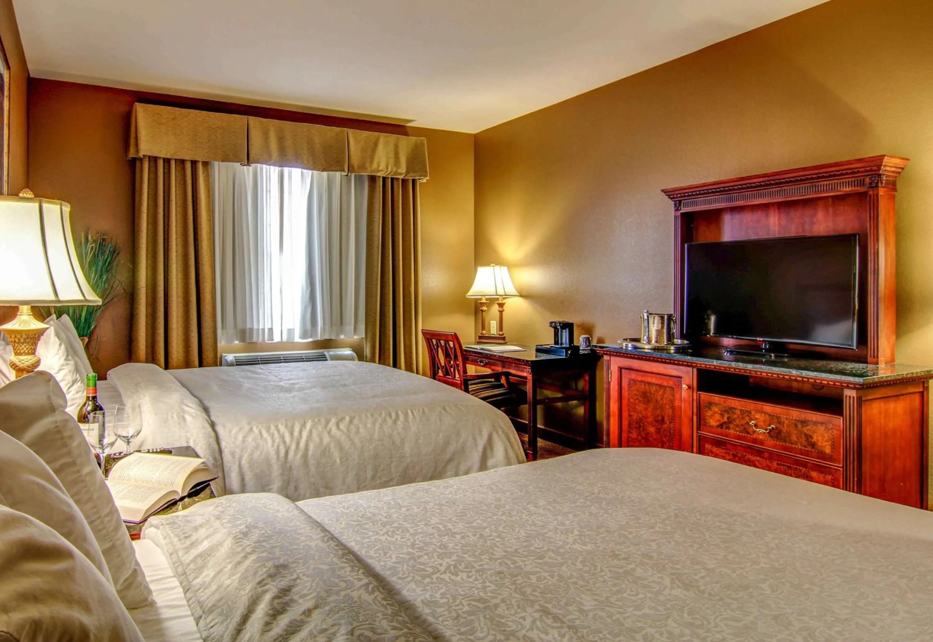 TV and multimedia, Bed in The Wildwood Hotel