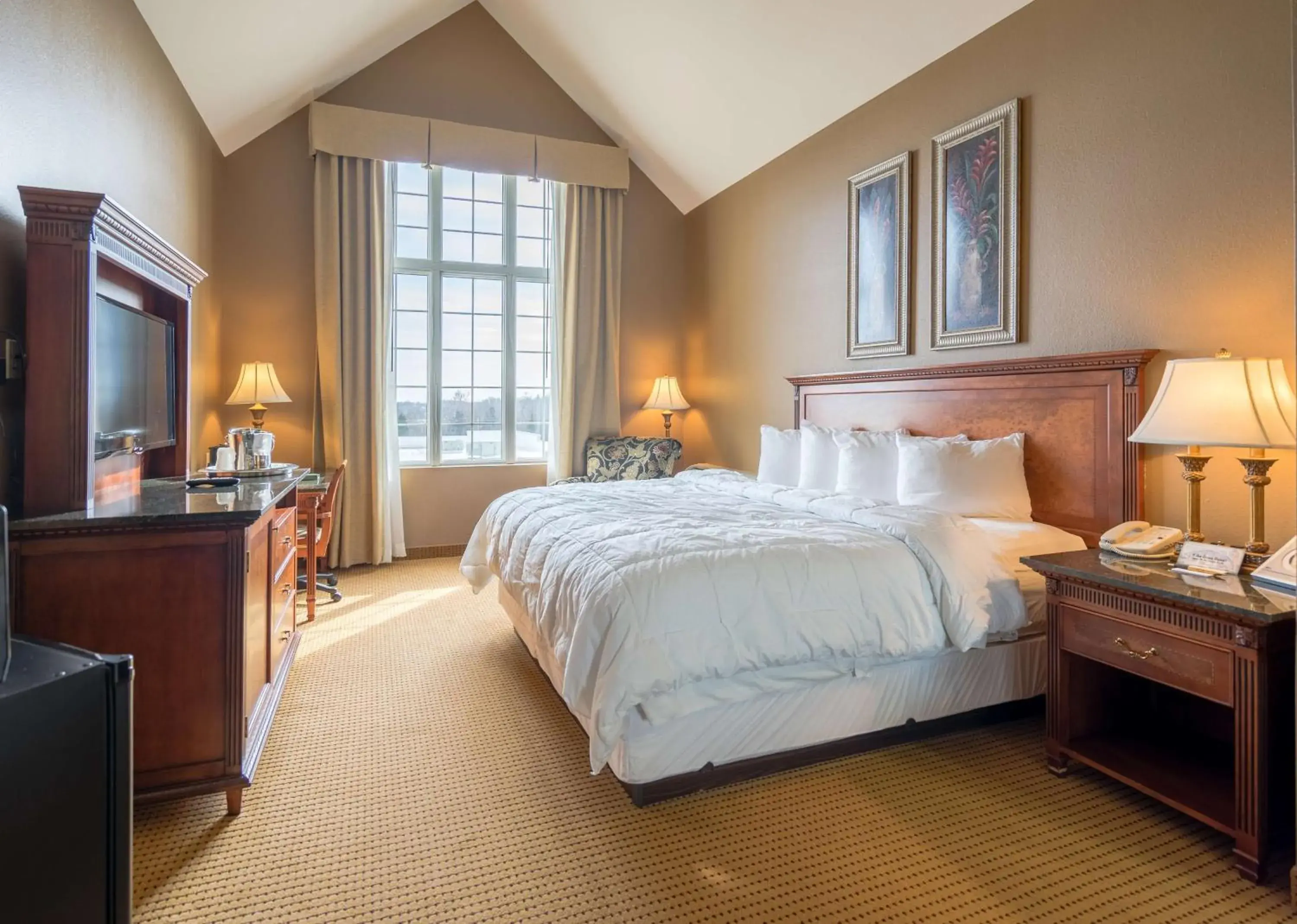 TV and multimedia, Bed in The Wildwood Hotel TV and multimedia, Bed in The Wildwood Hotel