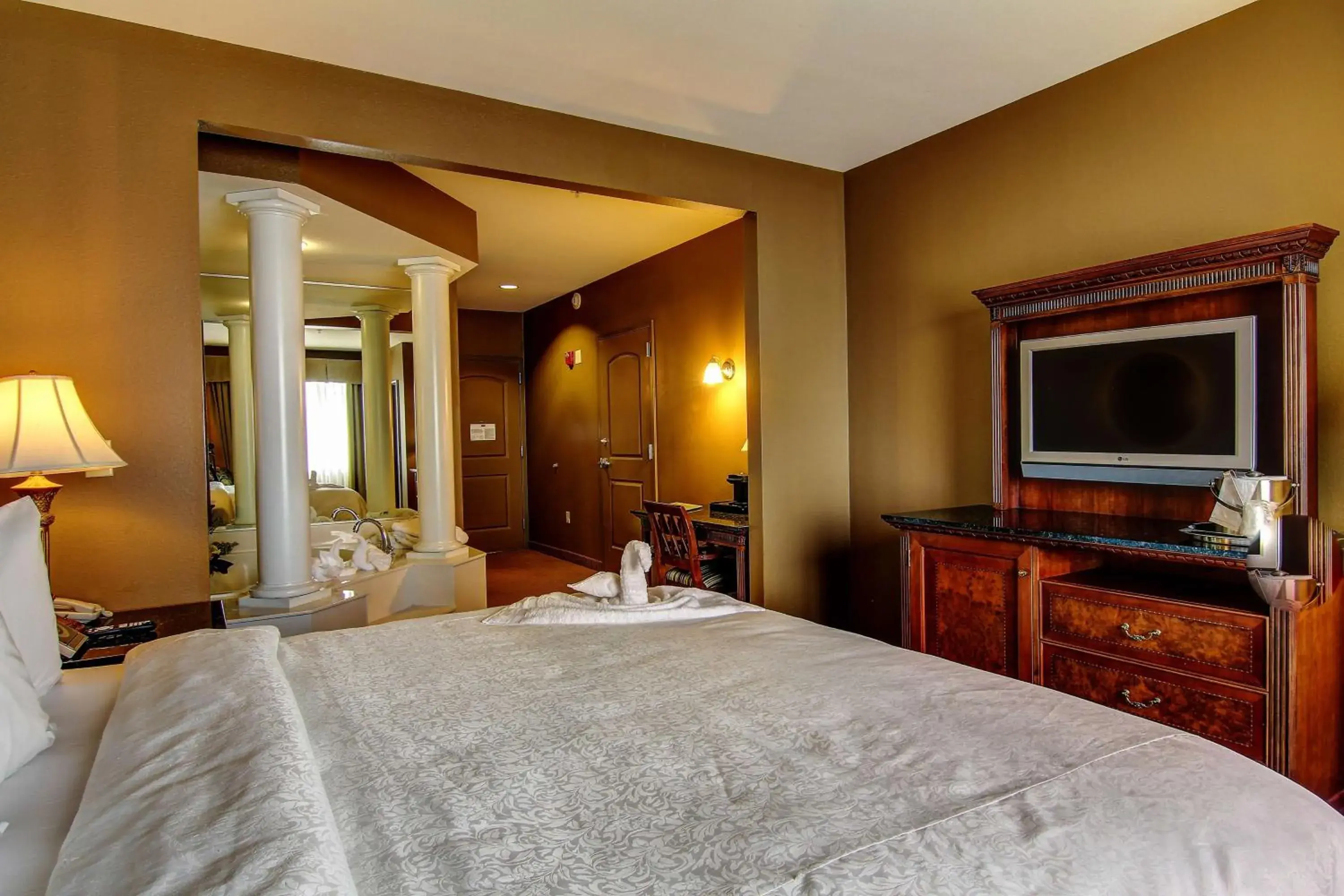 TV and multimedia, Bed in The Wildwood Hotel TV and multimedia, Bed in The Wildwood Hotel