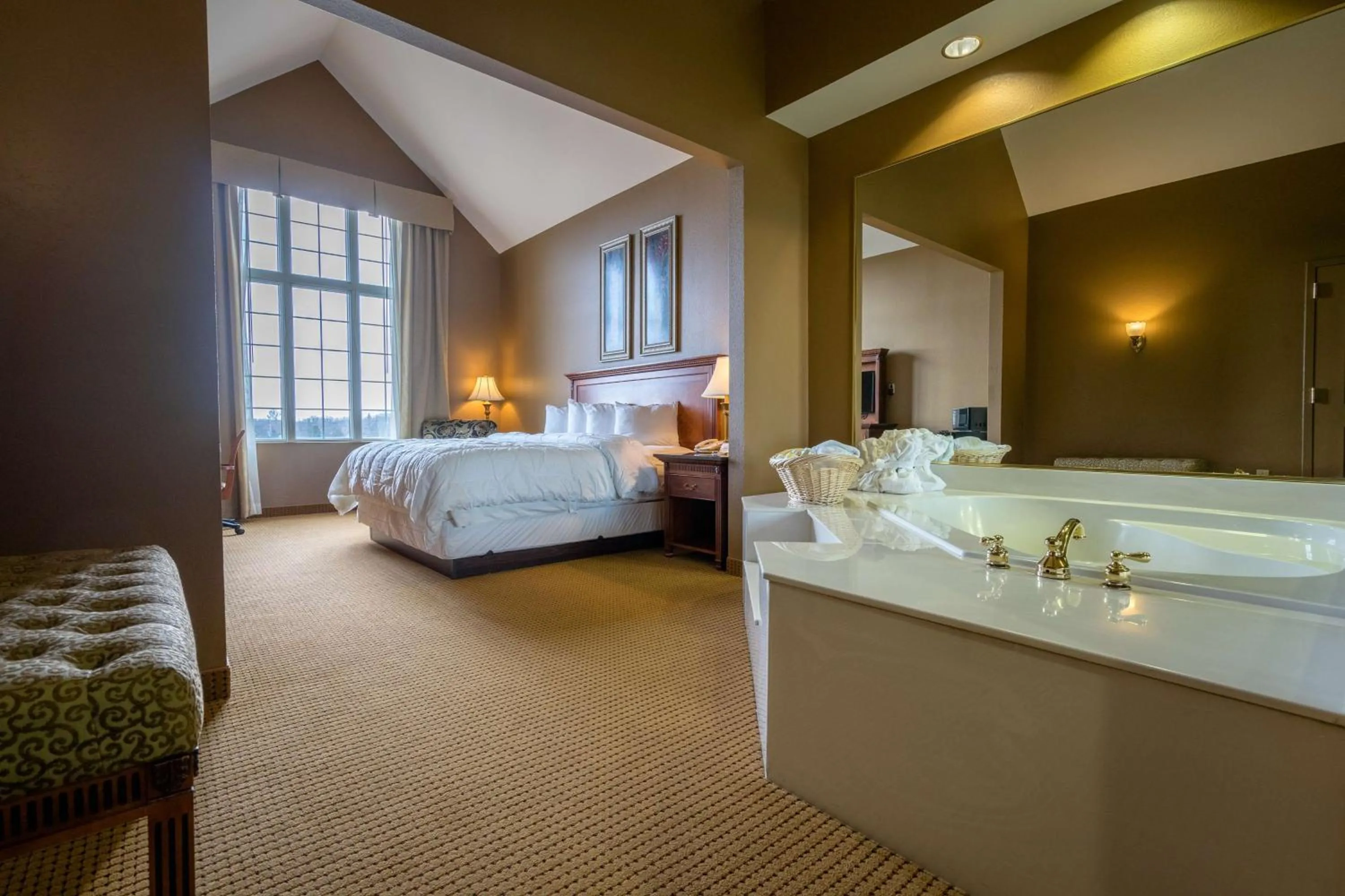 Photo of the whole room, Bed in The Wildwood Hotel