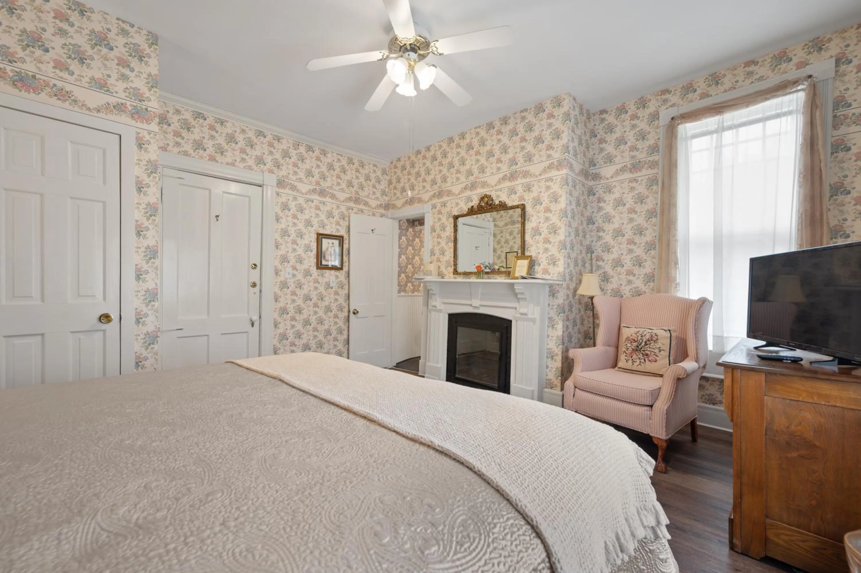 Bed in Brook Farm Inn