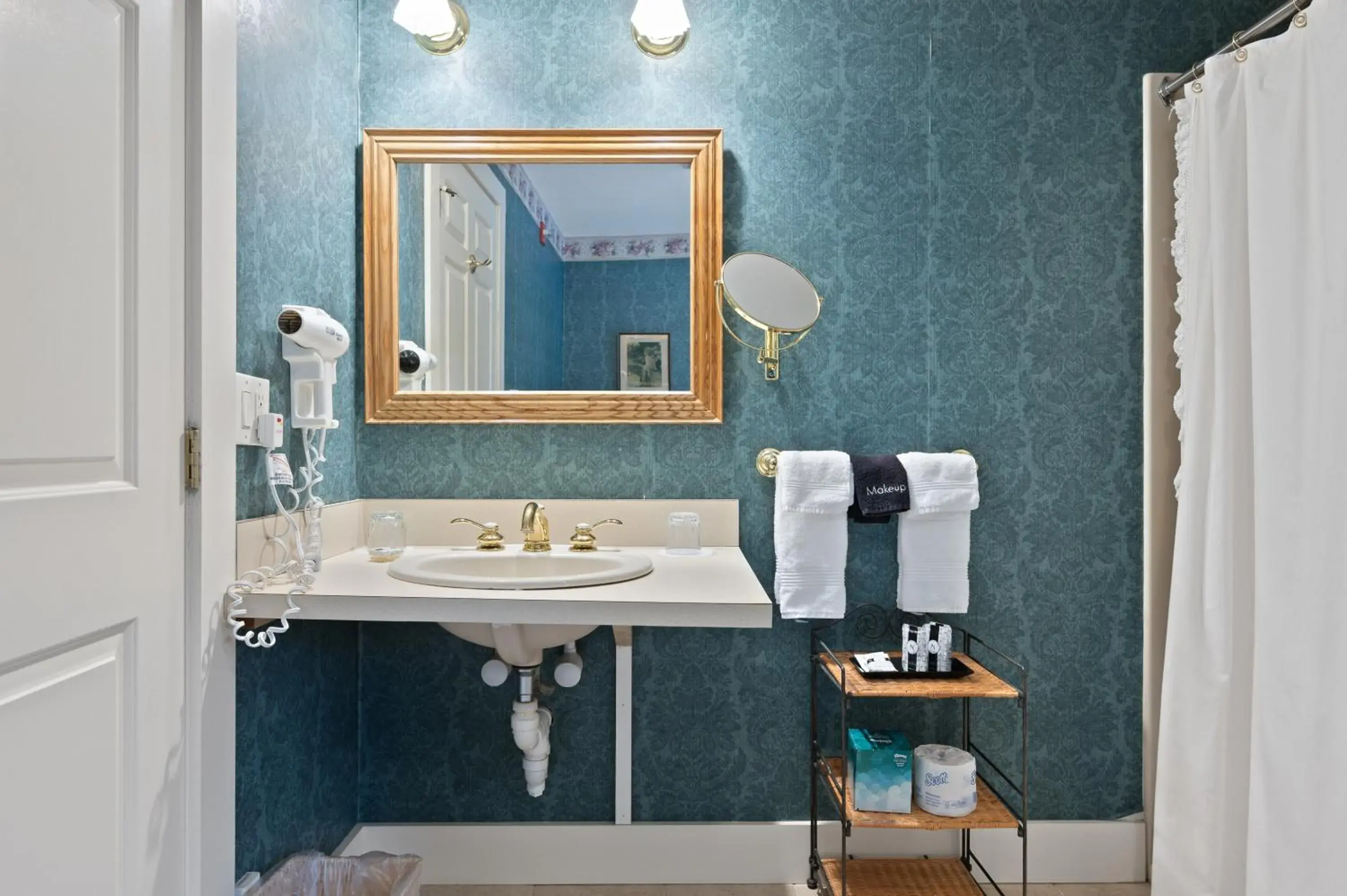 Triple Room - Disability Access in Brook Farm Inn Triple Room - Disability Access in Brook Farm Inn