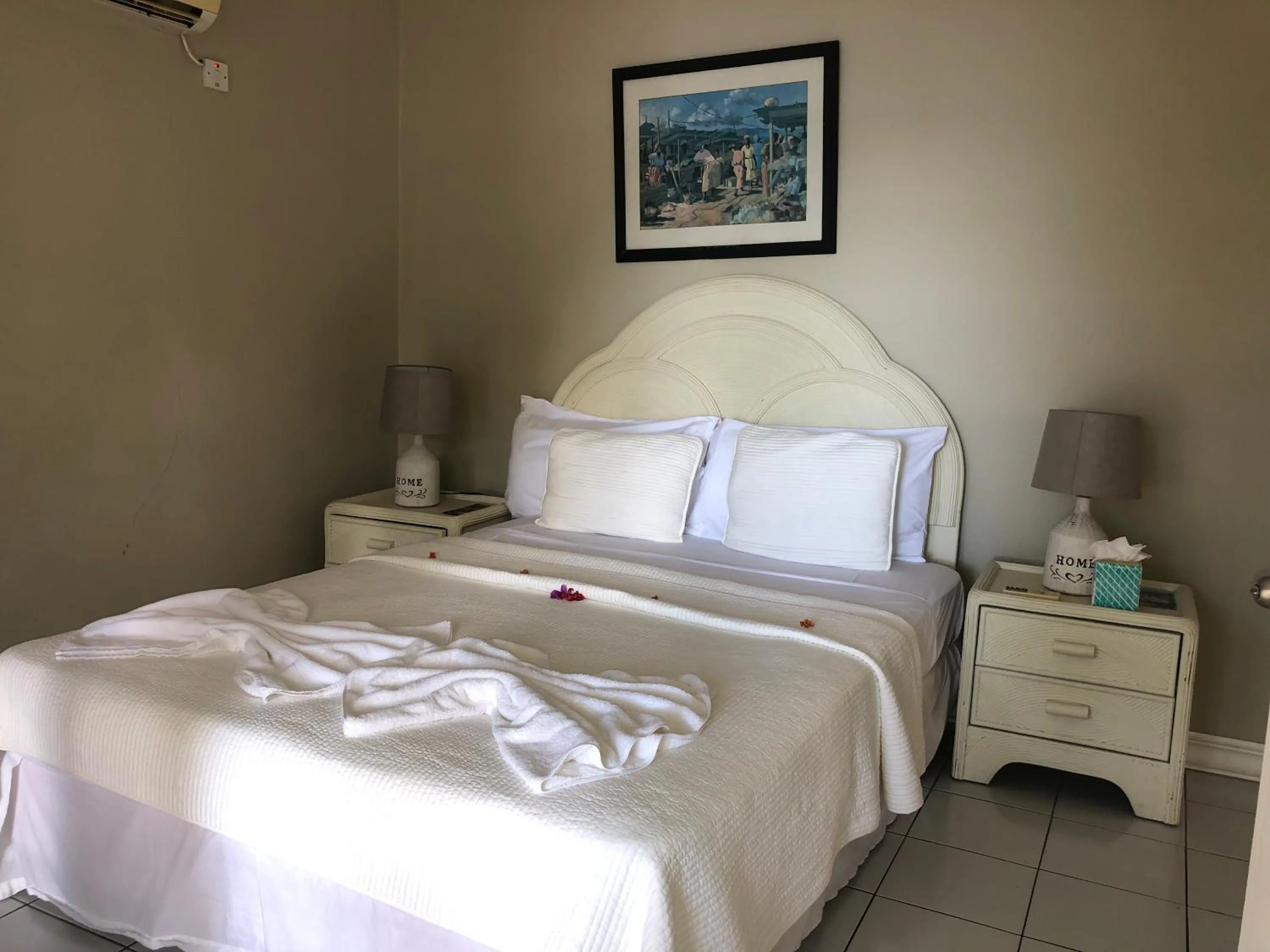 Bedroom, Bed in Marigot Beach Club & Dive Resort