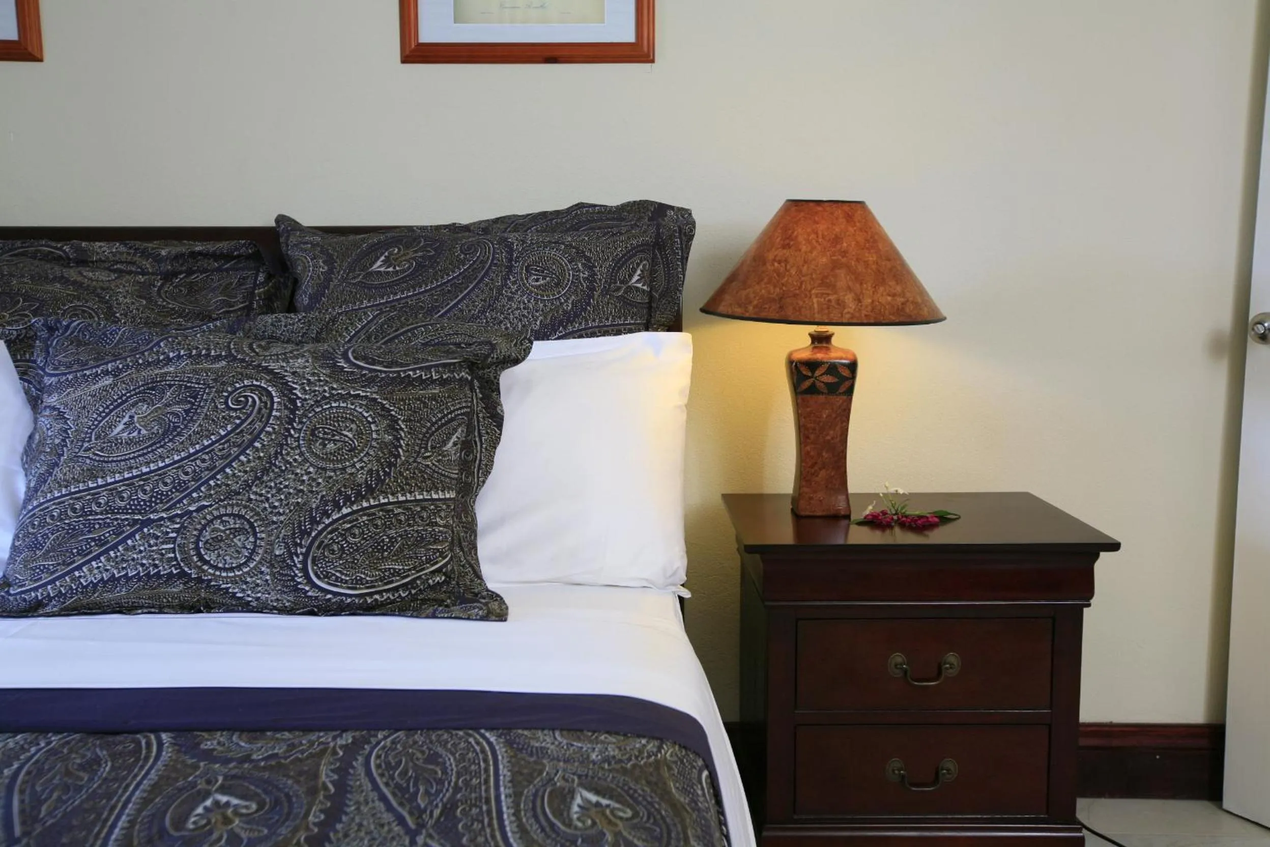 Bed in Marigot Beach Club & Dive Resort