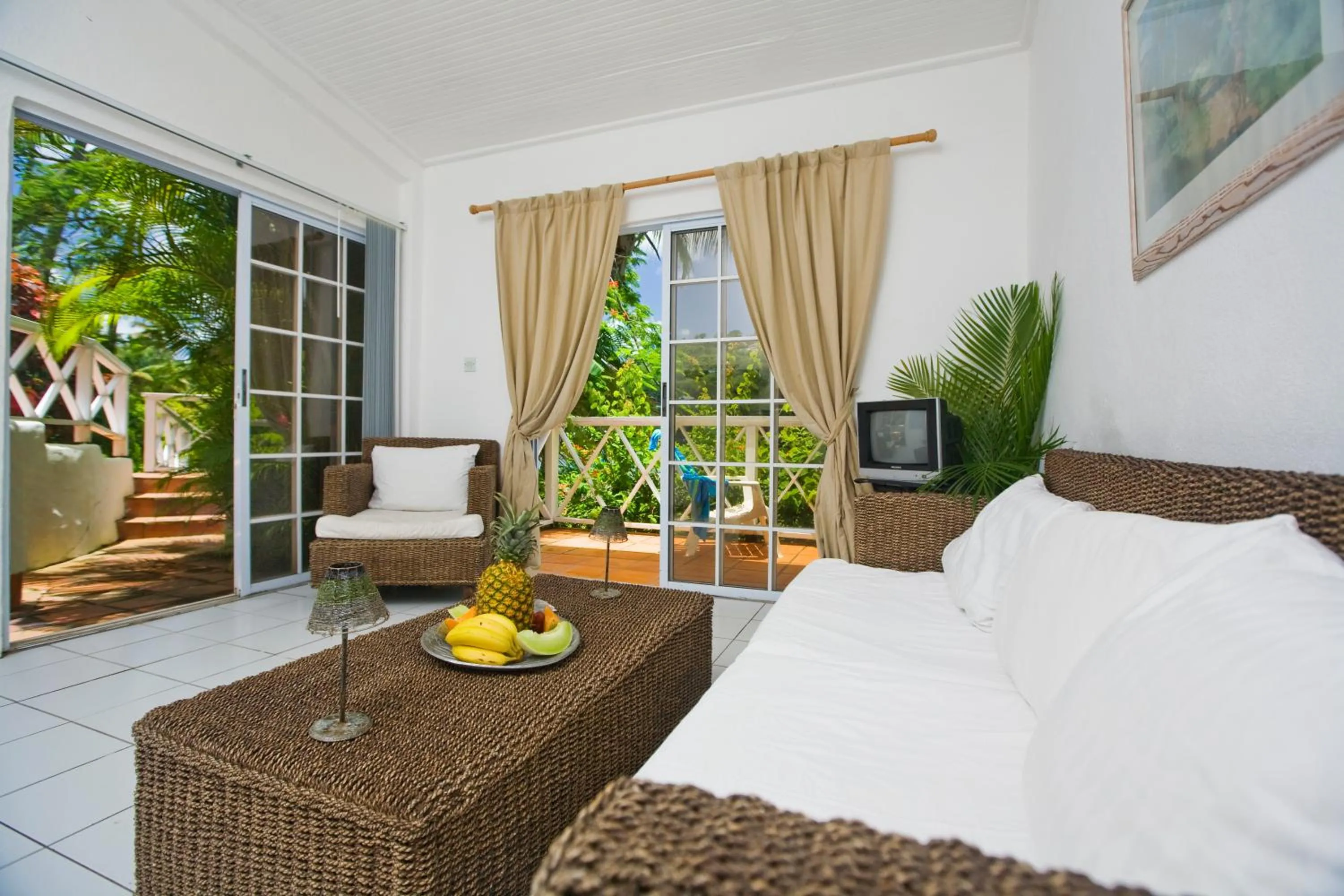 Living room, Bed in Marigot Beach Club & Dive Resort