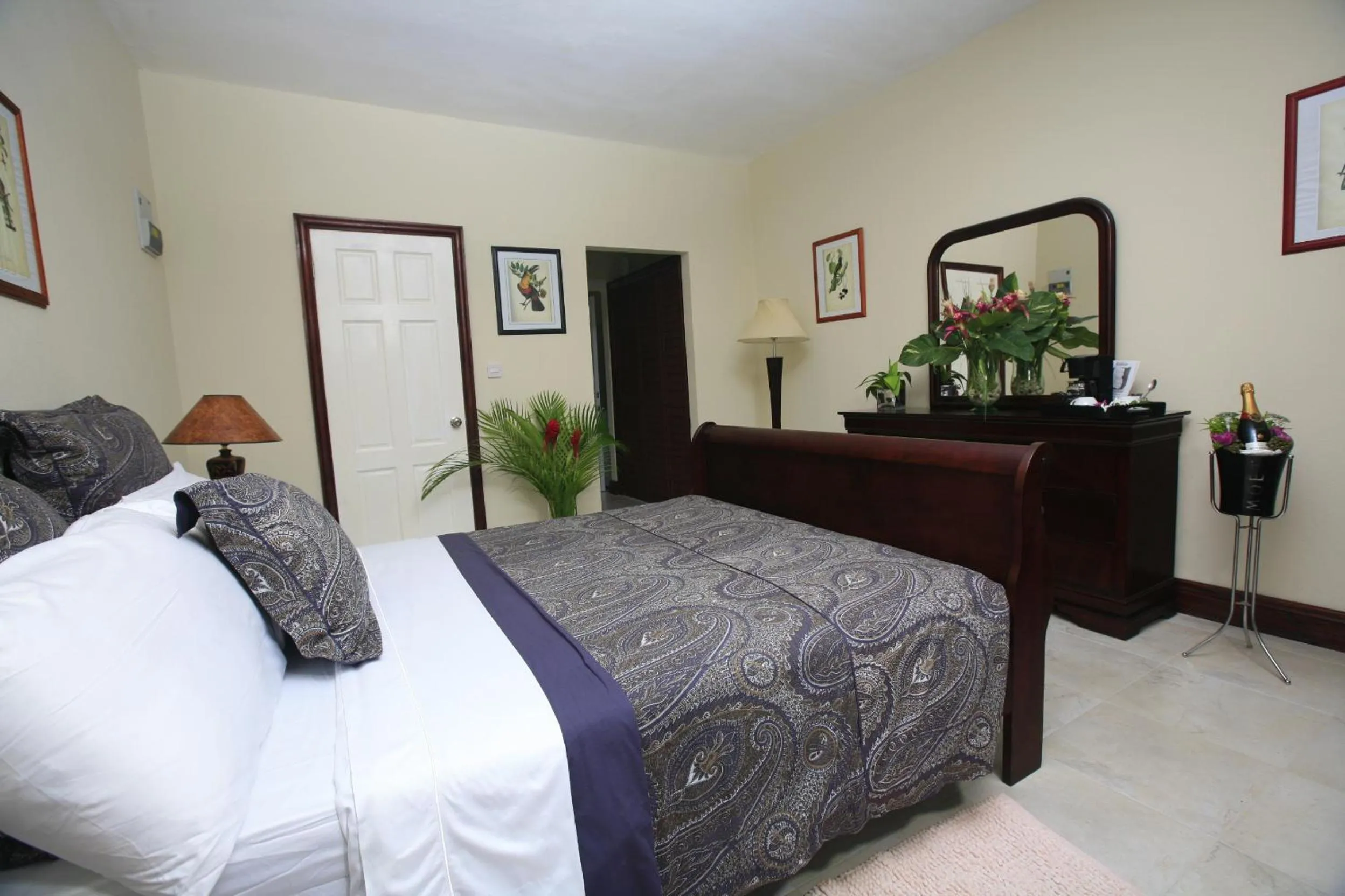 Bed in Marigot Beach Club & Dive Resort