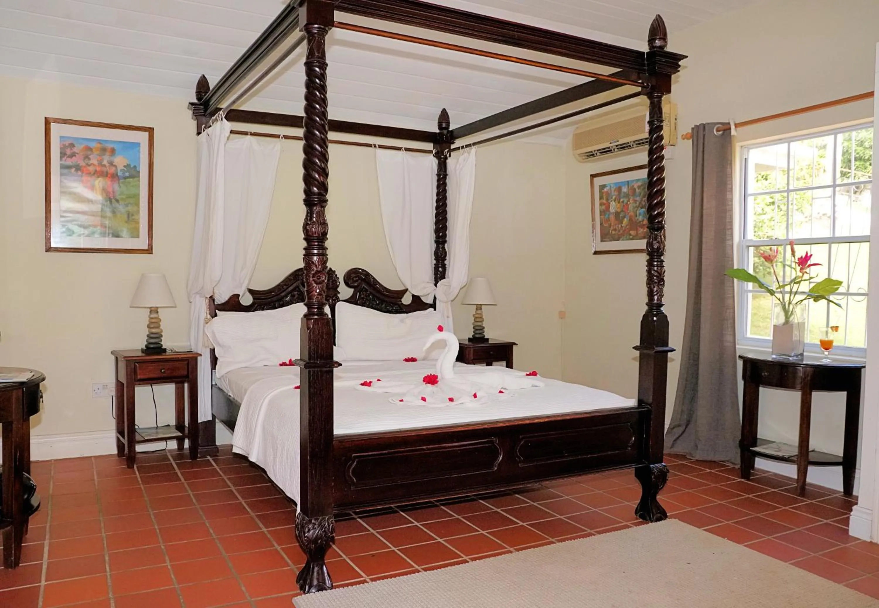 Bedroom, Bed in Marigot Beach Club & Dive Resort