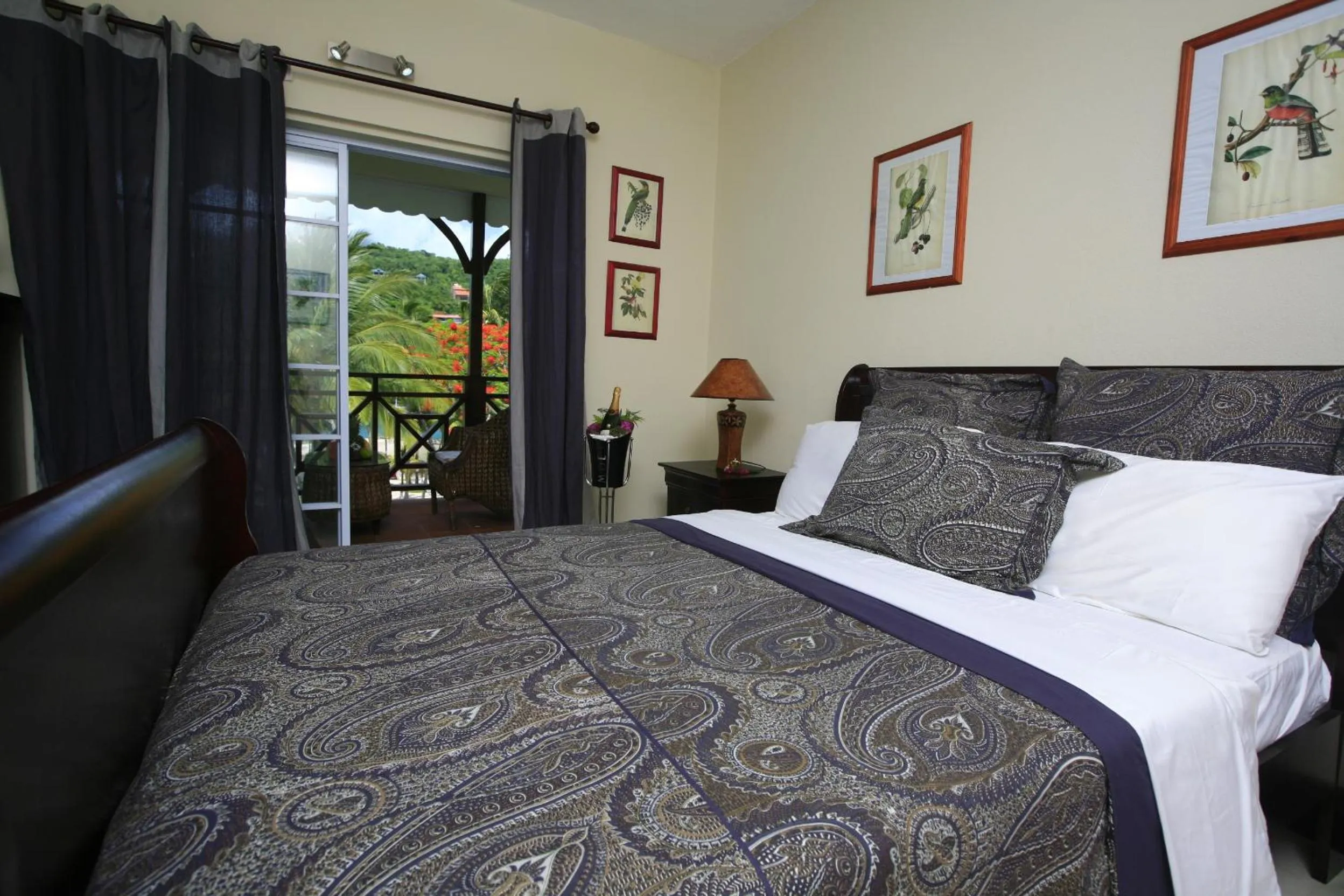 Bed in Marigot Beach Club & Dive Resort