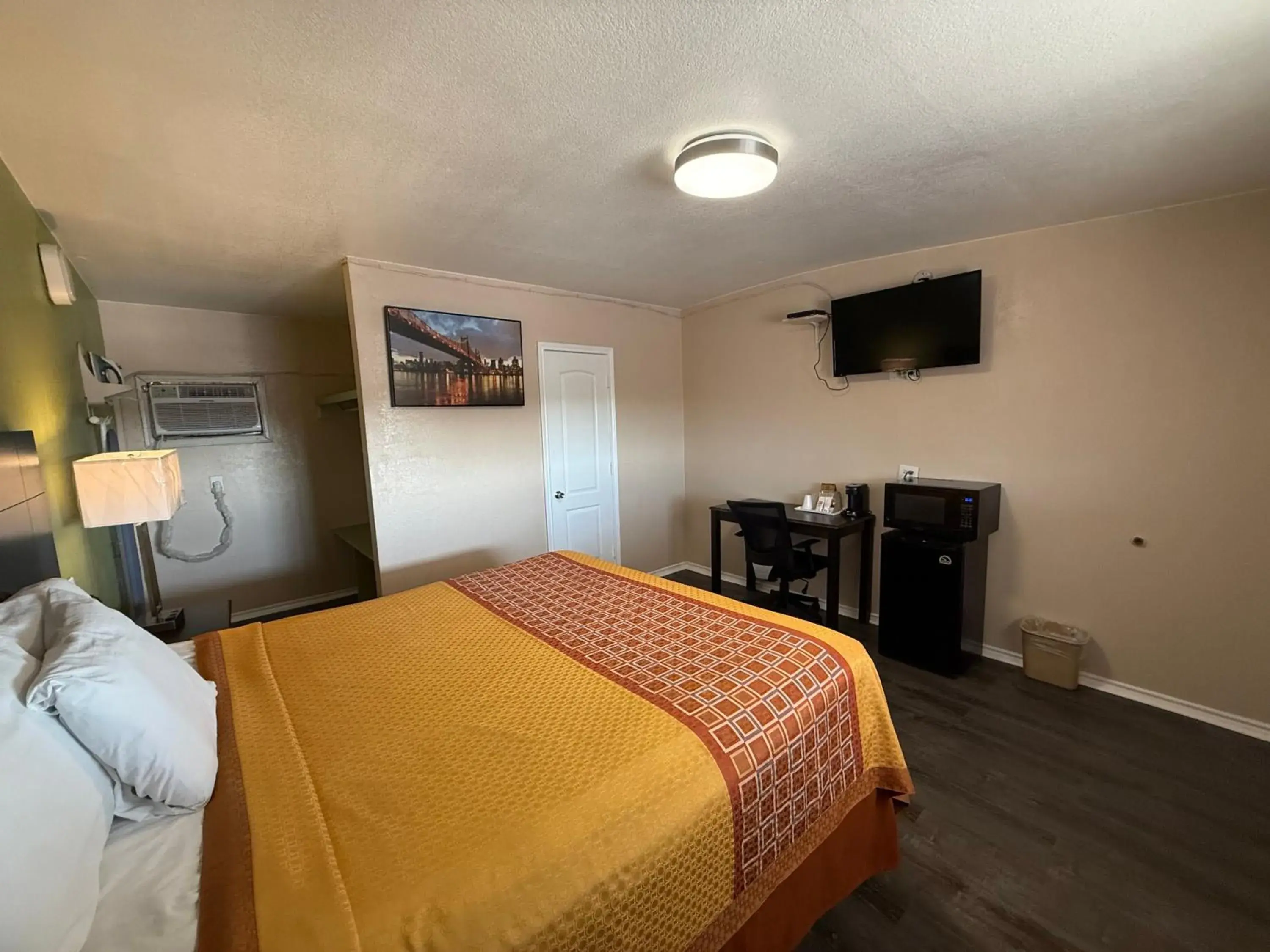 Bed in Executive Inn & Kitchenette Suites-Eagle Pass Bed in Executive Inn & Kitchenette Suites-Eagle Pass