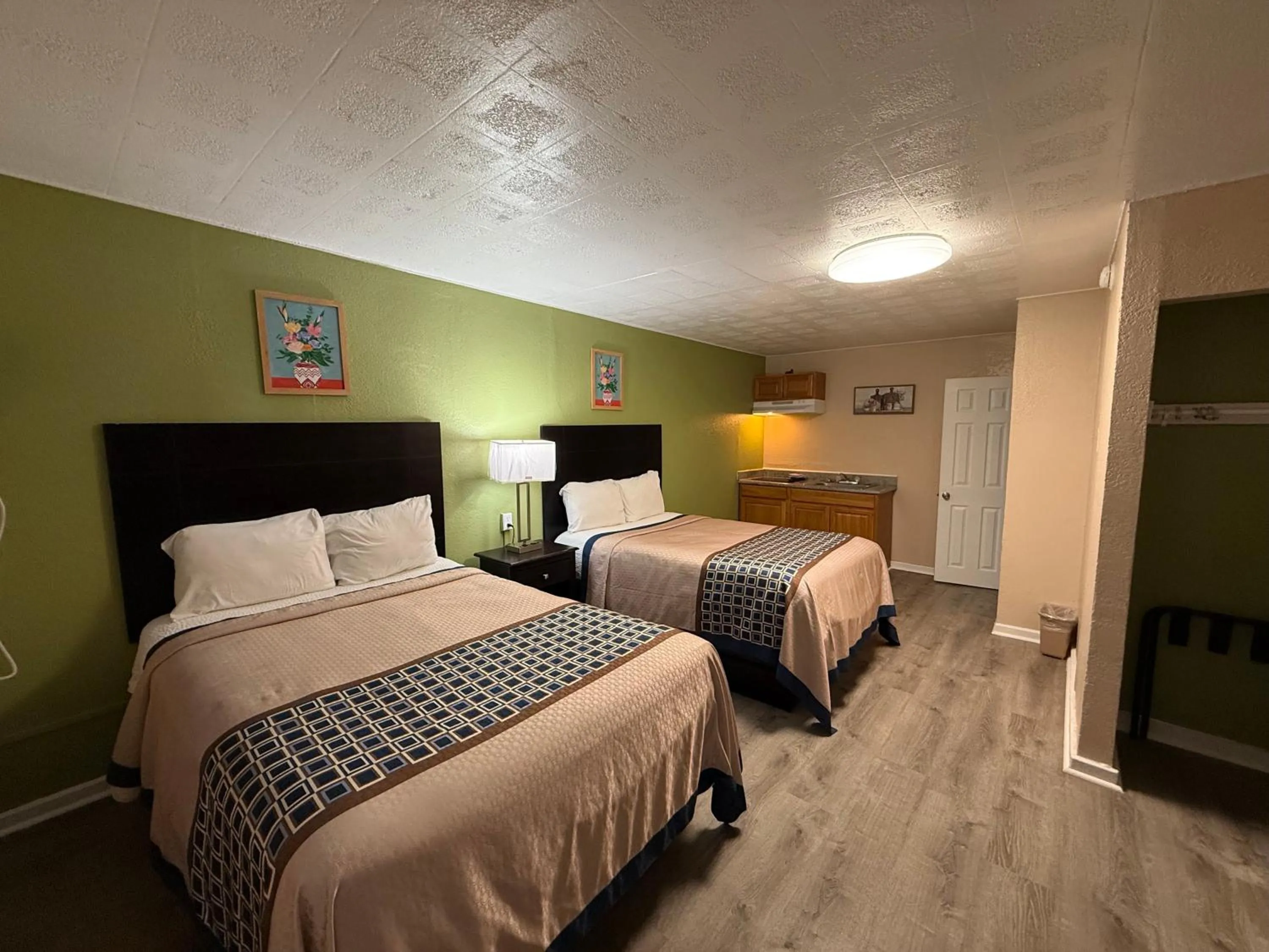 Bed in Executive Inn & Kitchenette Suites-Eagle Pass