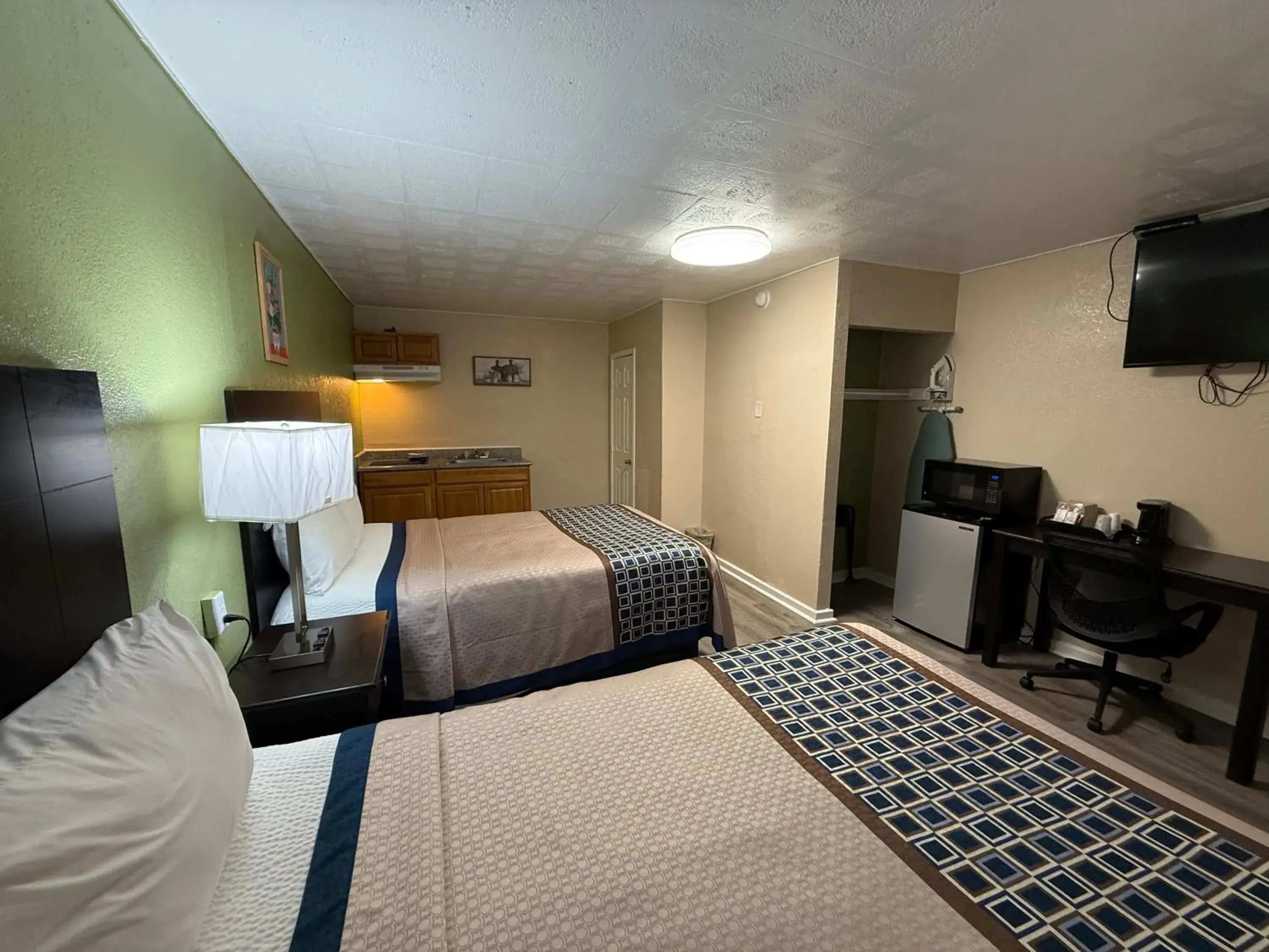 Bed in Executive Inn & Kitchenette Suites-Eagle Pass Bed in Executive Inn & Kitchenette Suites-Eagle Pass
