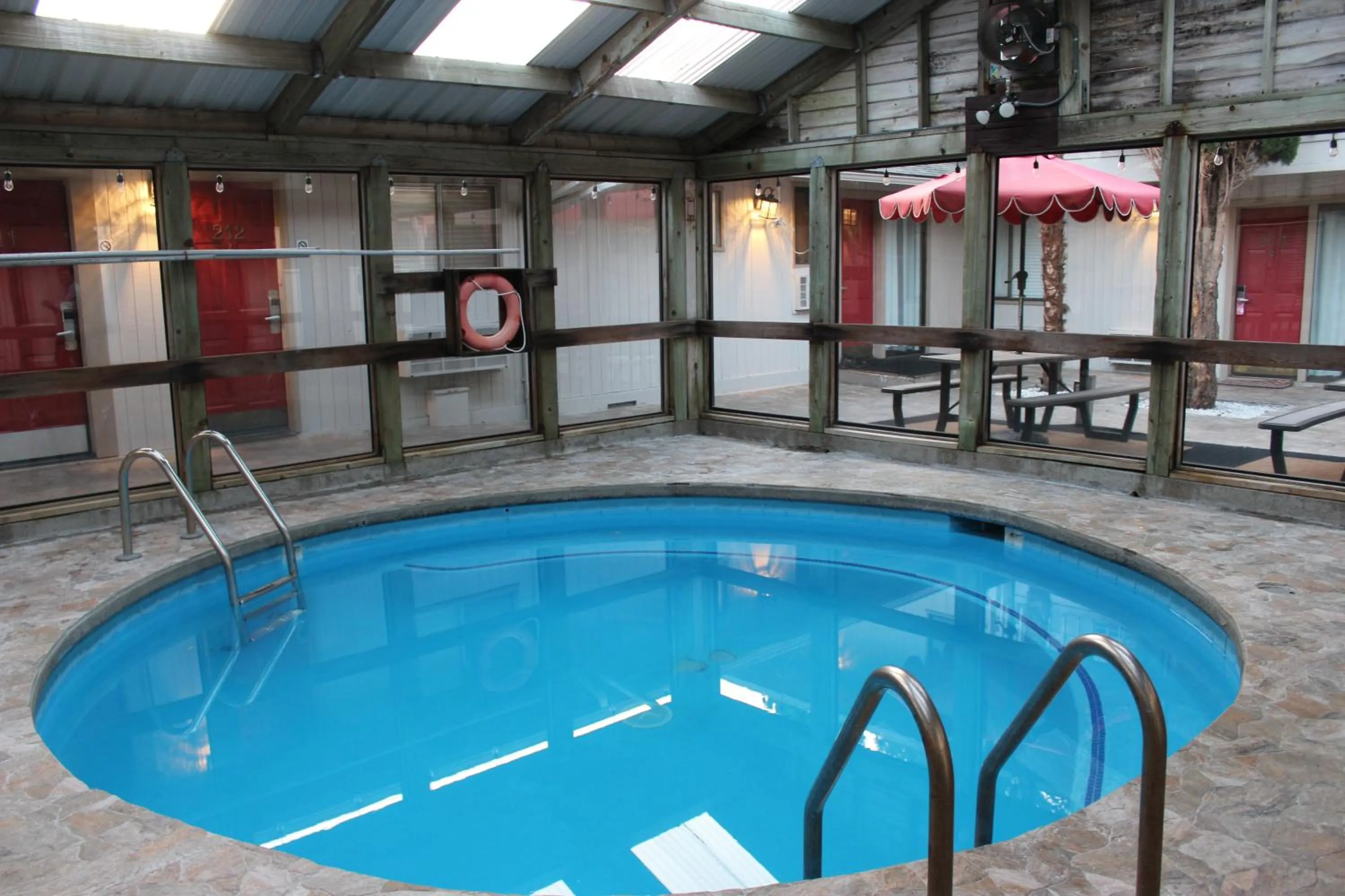 Hot Tub in Cedarwood Inn of Ashland