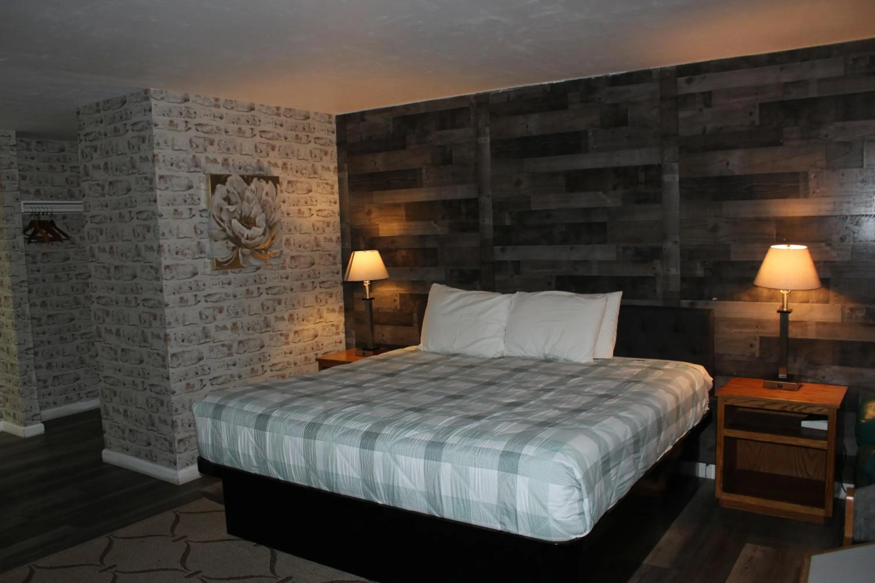 Bedroom, Bed in Cedarwood Inn of Ashland