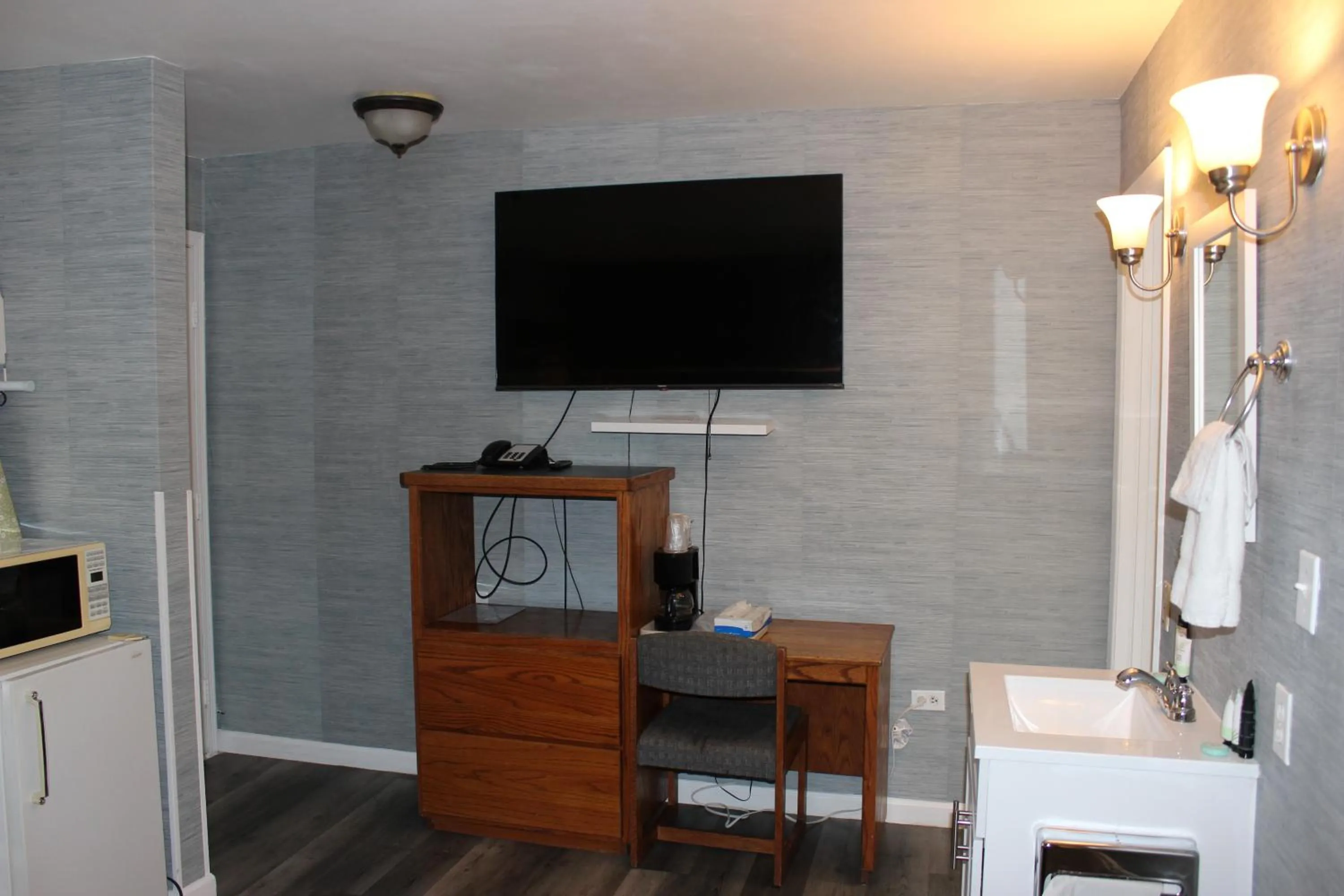Bedroom in Cedarwood Inn of Ashland
